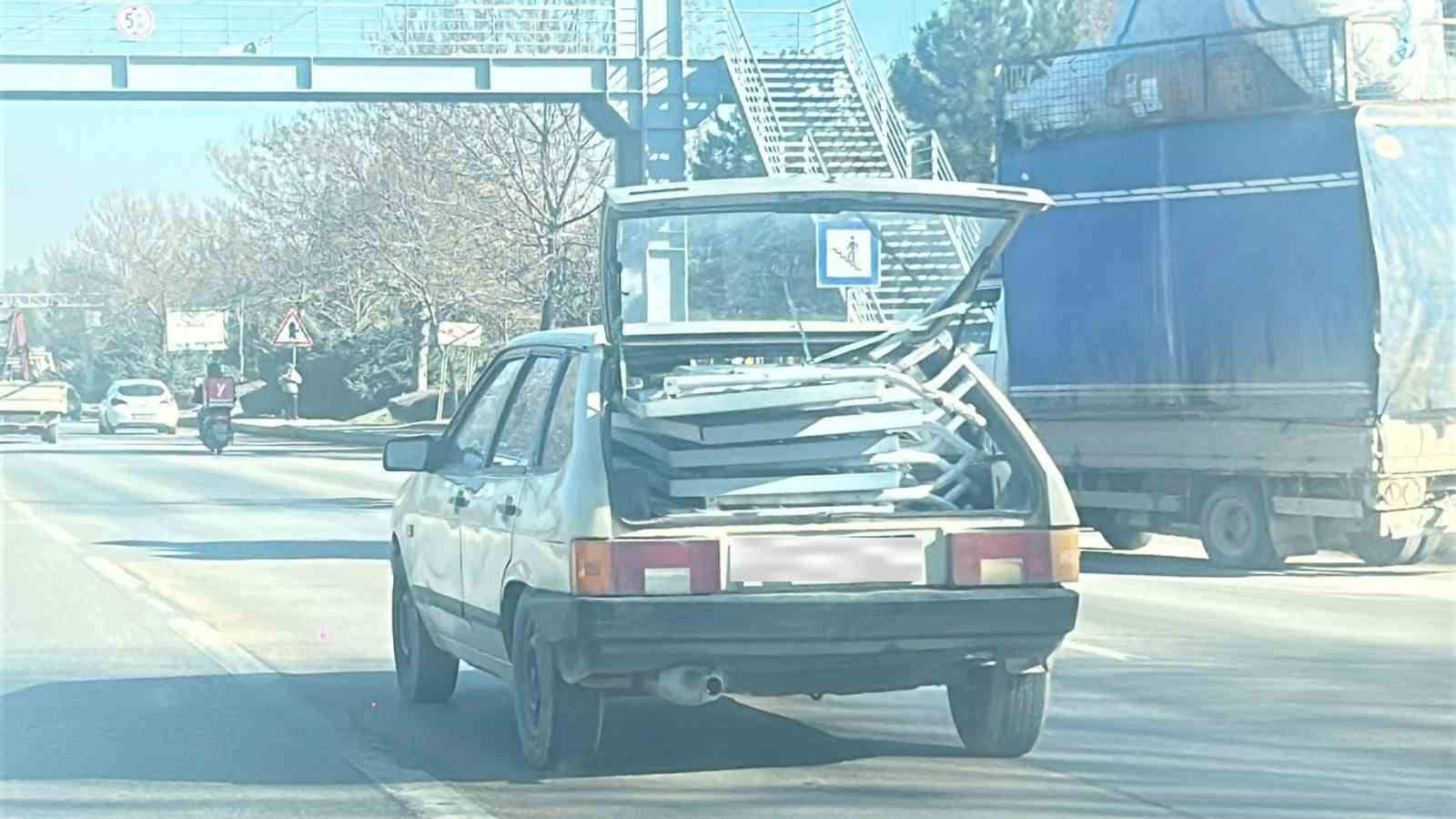 Otomobilin bagajındaki düzensiz yüklerle trafiği tehlikeye attı
