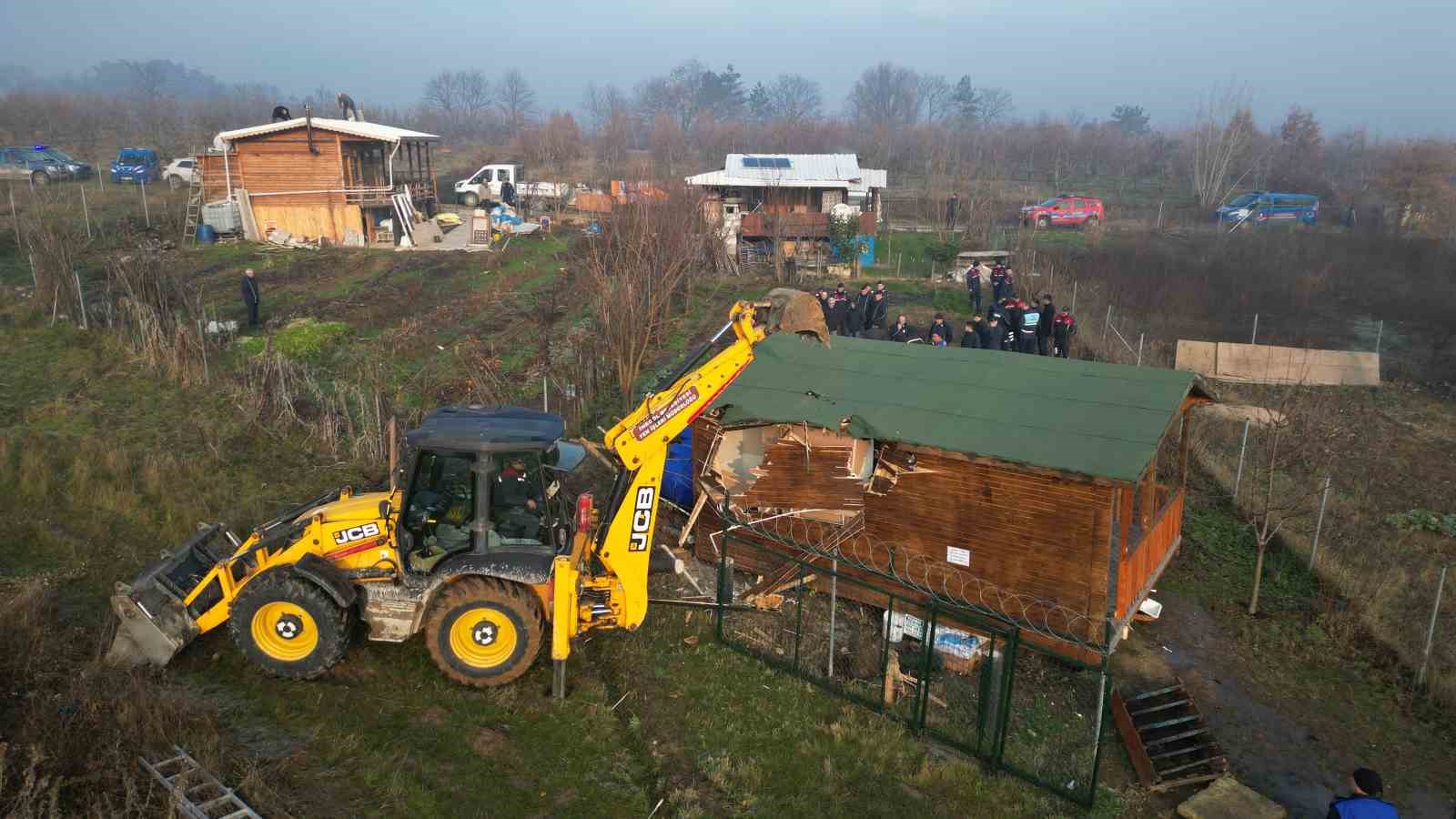 Kaçak yapılar bir bir ortadan kaldırılıyor
