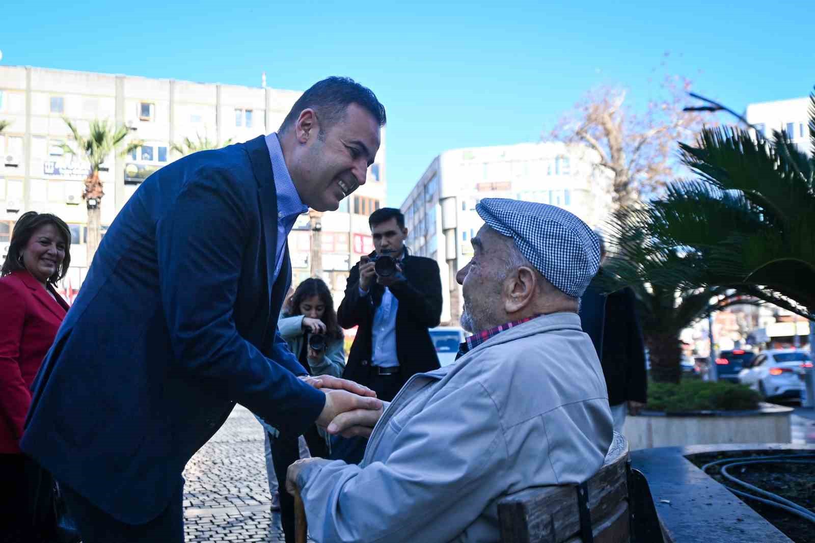 Başkan Ahmet Akın’dan Edremit’e çıkarma
