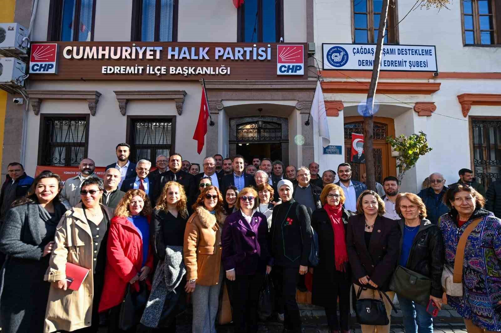 Başkan Ahmet Akın’dan Edremit’e çıkarma
