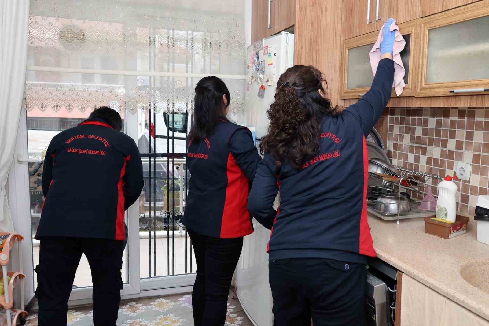 Menteşe Belediyesi 145 cami ve 810 eve temizlik hizmeti verdi
