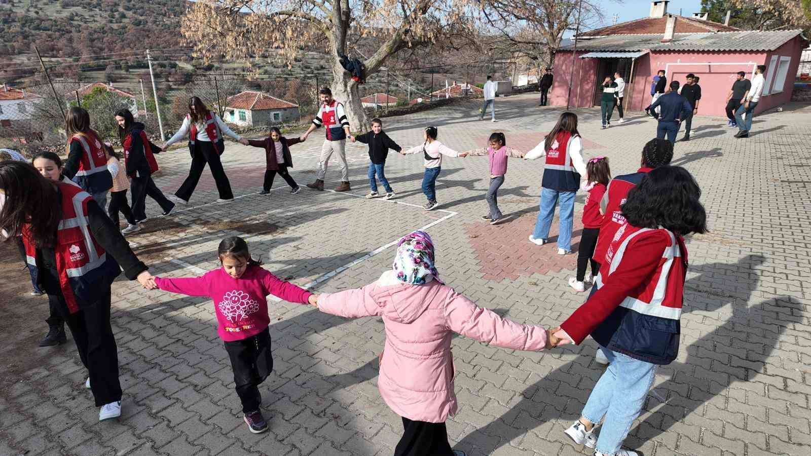 İzmir Vakıflar Bölge Müdürlüğü, Yuntdağı mahallelerini ziyaret etti
