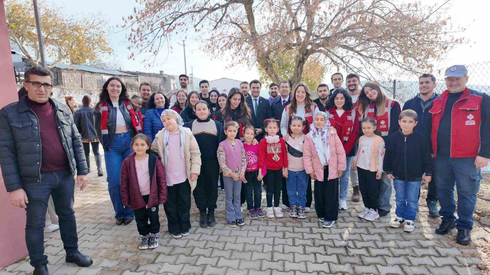 İzmir Vakıflar Bölge Müdürlüğü, Yuntdağı mahallelerini ziyaret etti
