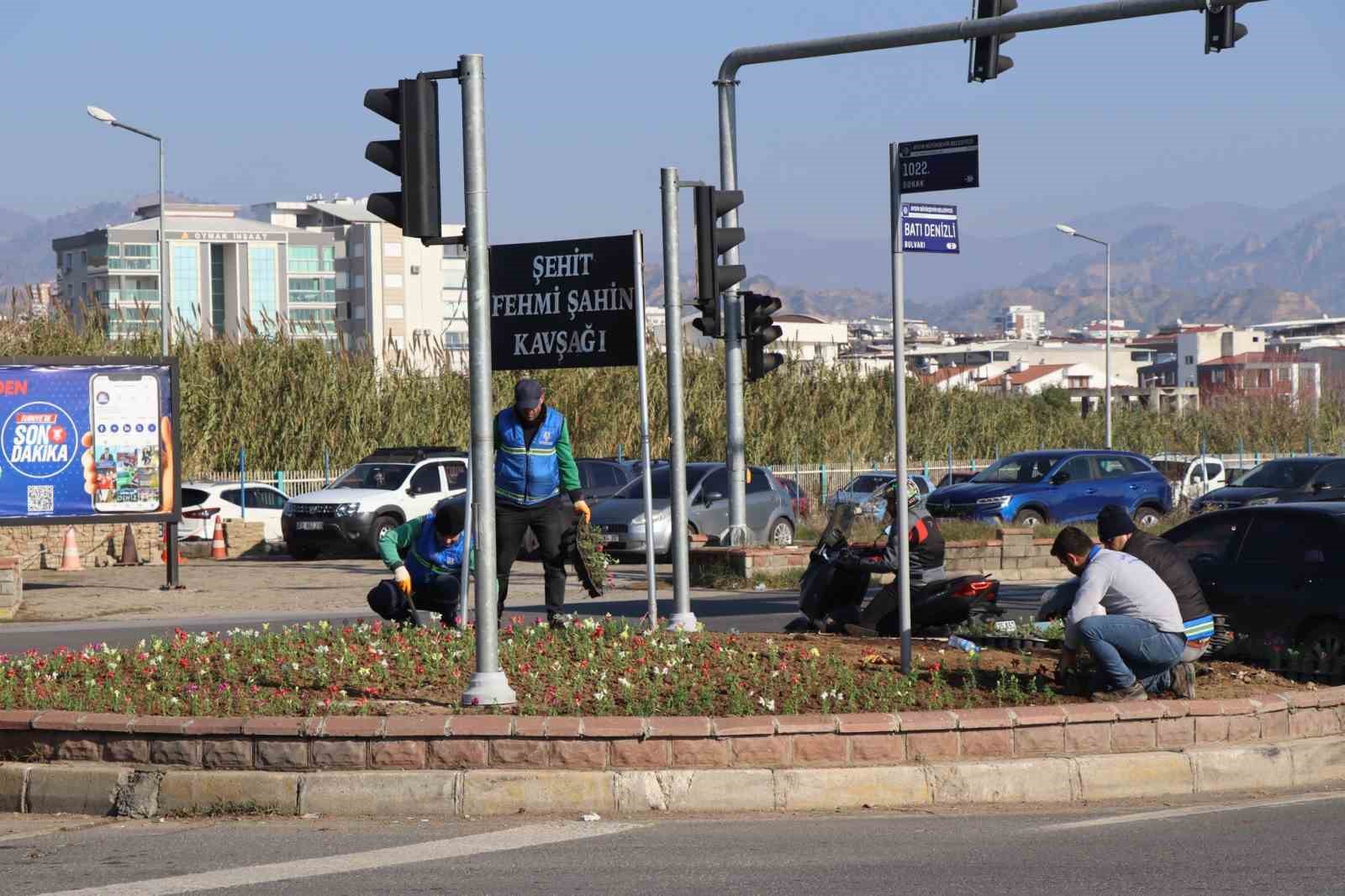 Nazilli Belediyesi karayolu üzerinde peyzaj çalışması başlattı
