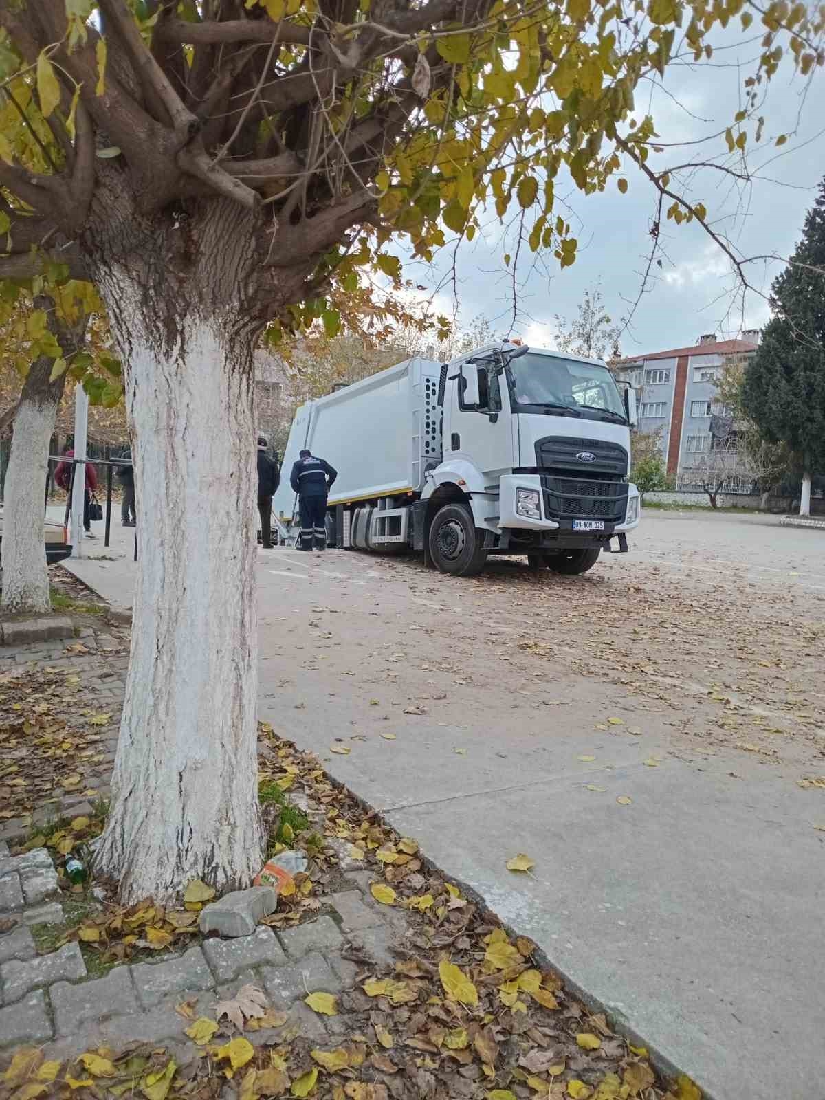 Okuldaki basketbol sahası çöktü, çöp kamyonu çukura düştü
