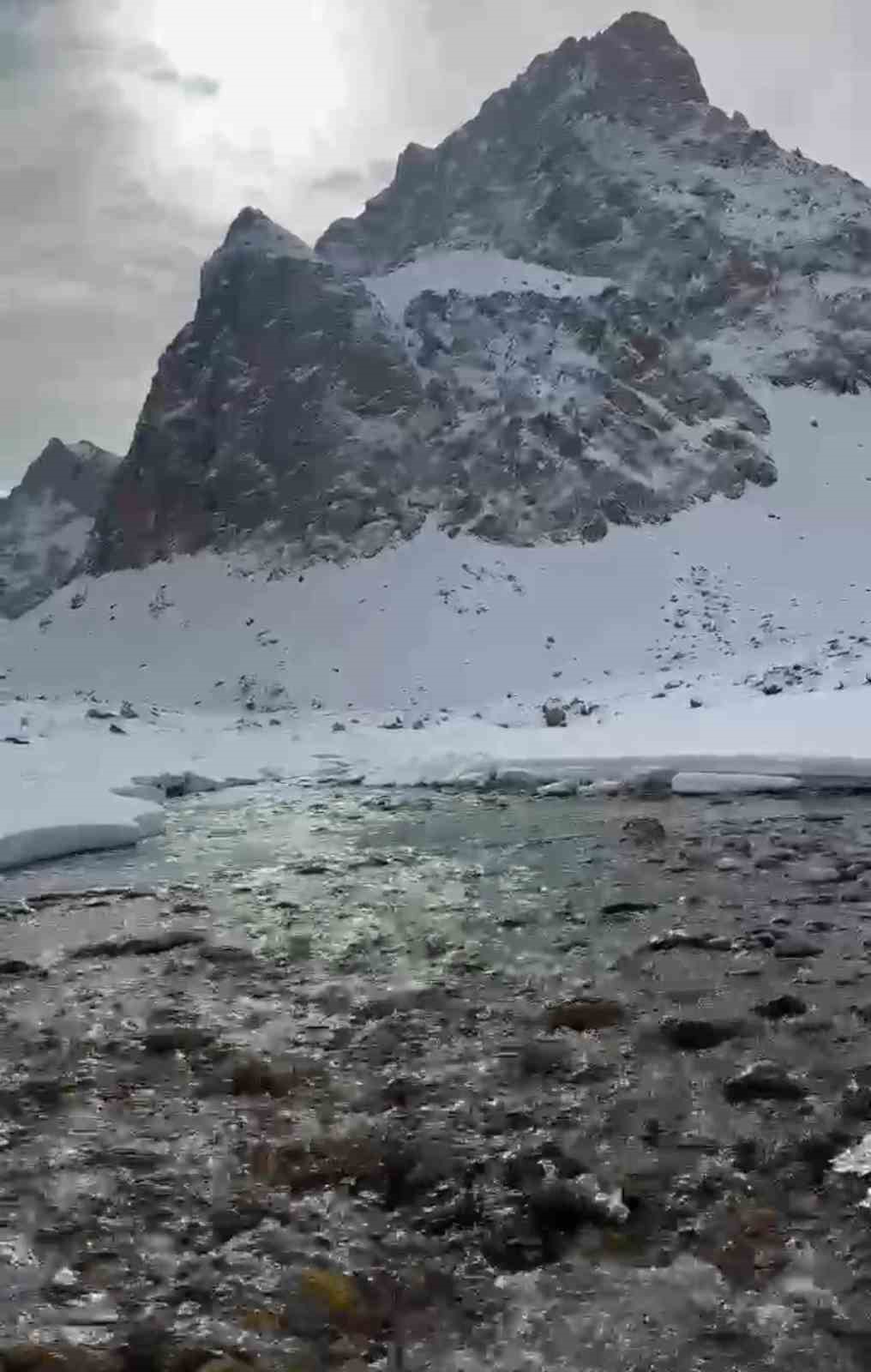 Hakkari’nin saklı cenneti kar ve buzla kaplandı
