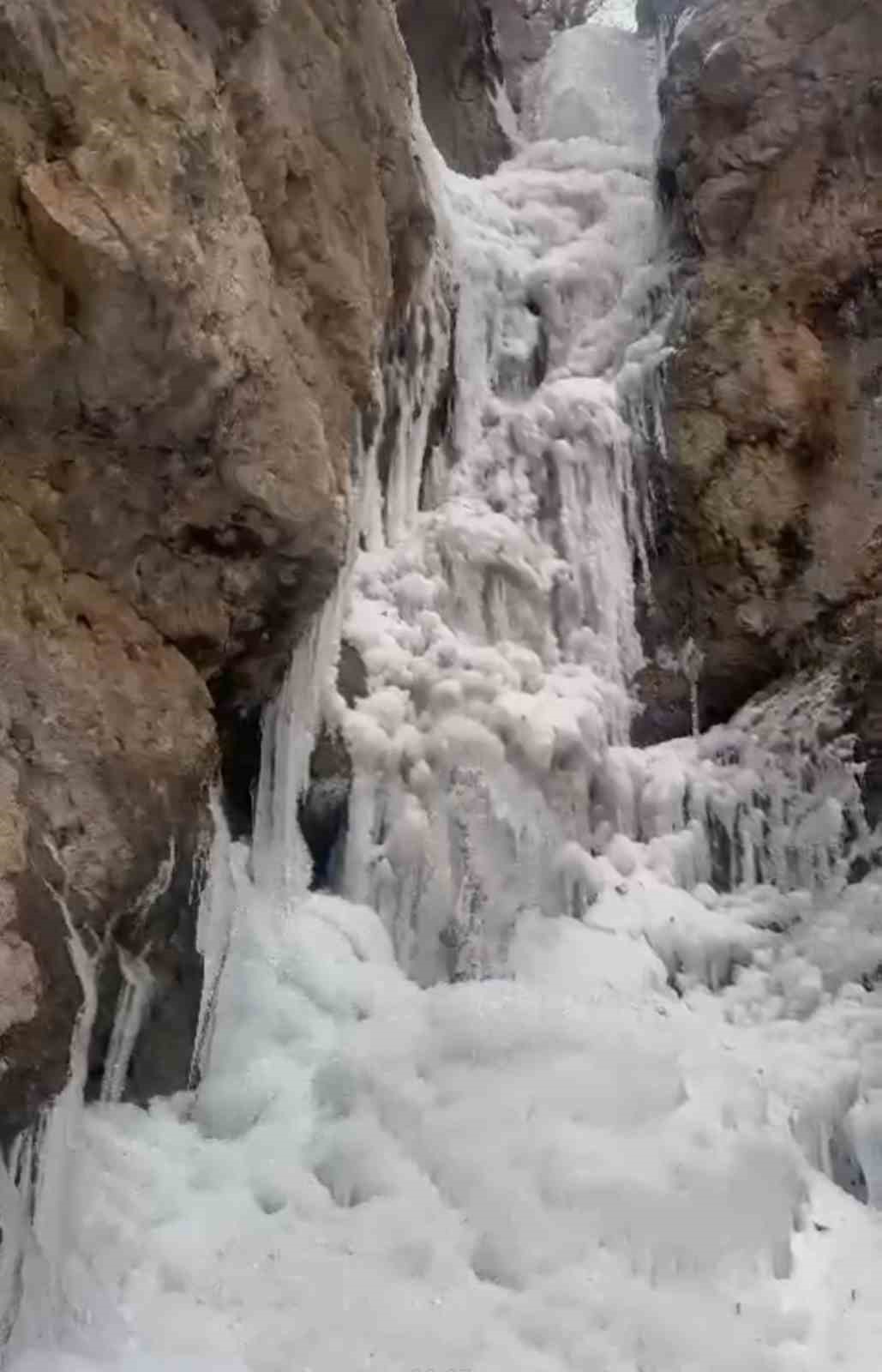 Hakkari’nin saklı cenneti kar ve buzla kaplandı
