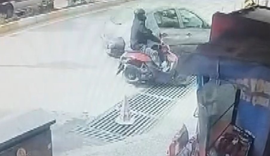 Motosiklete çarpıp kaçtı: Kaza güvenlik kameralarına yansıdı
