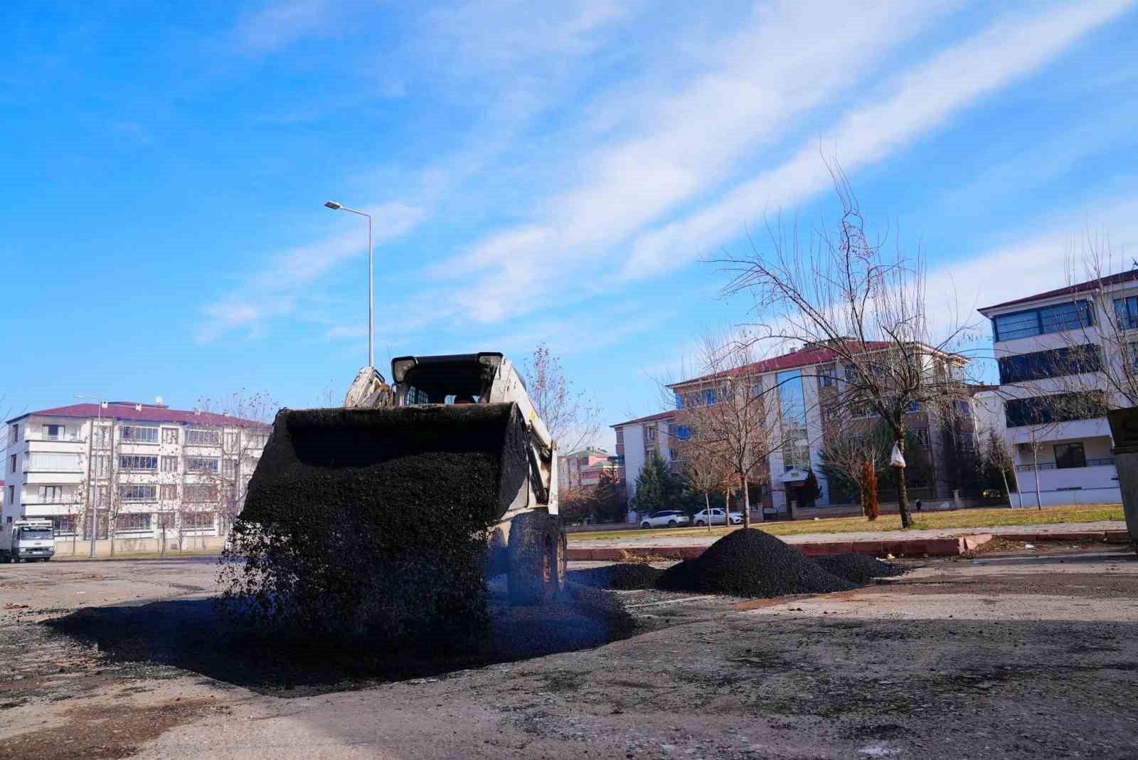 Elazığ Belediyesi ekipleri, kentin dört bir yanında yoğun mesaisini sürdürüyor
