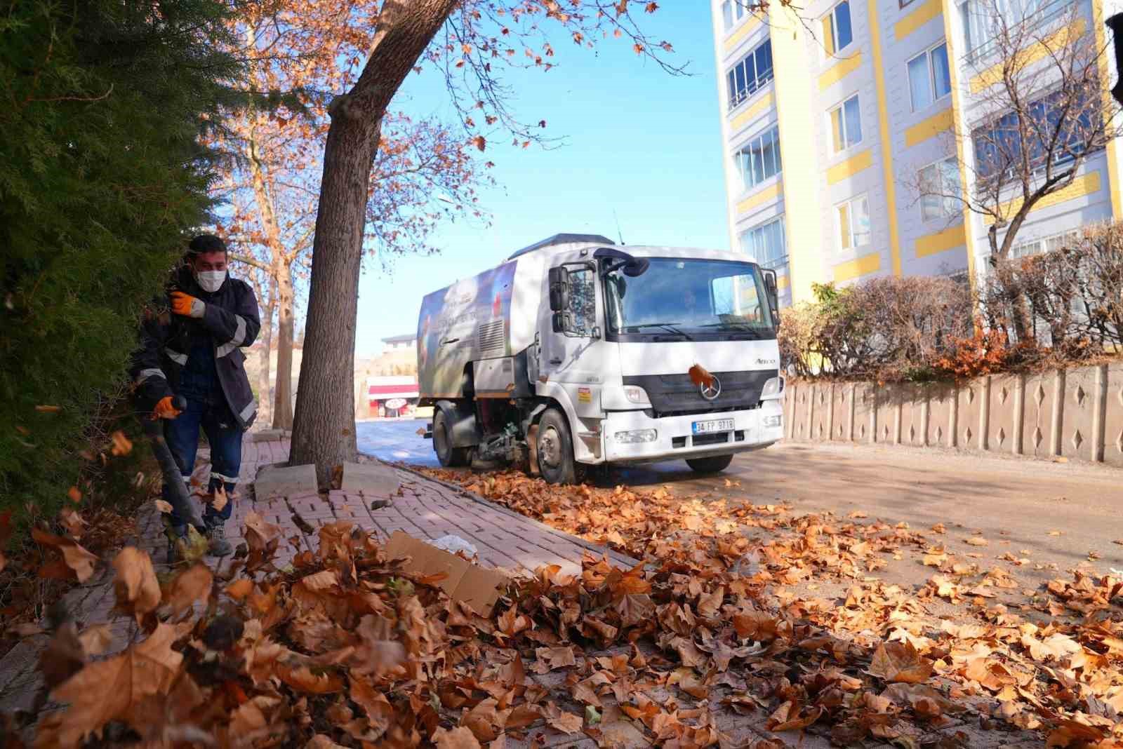 Elazığ Belediyesi ekipleri, kentin dört bir yanında yoğun mesaisini sürdürüyor
