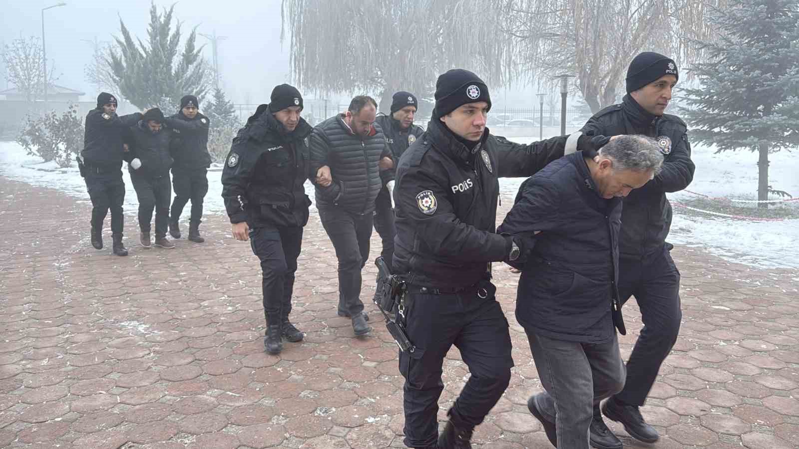 Dünürler mahkemelik oldu, adliyede yumruklar havada uçuştu
