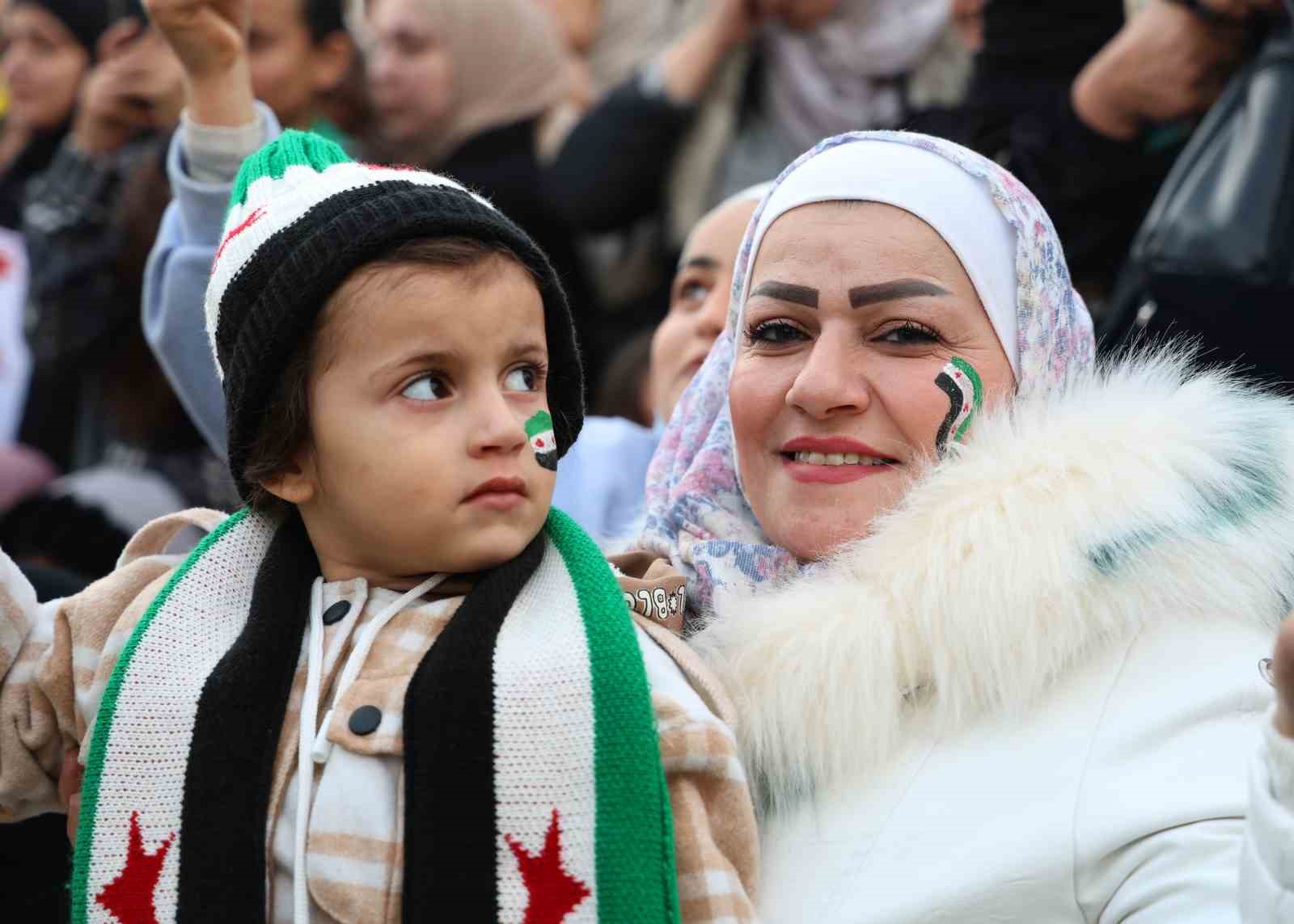 Şam’ın simgesi Emevi Meydanı’nda özgürlük kutlaması
