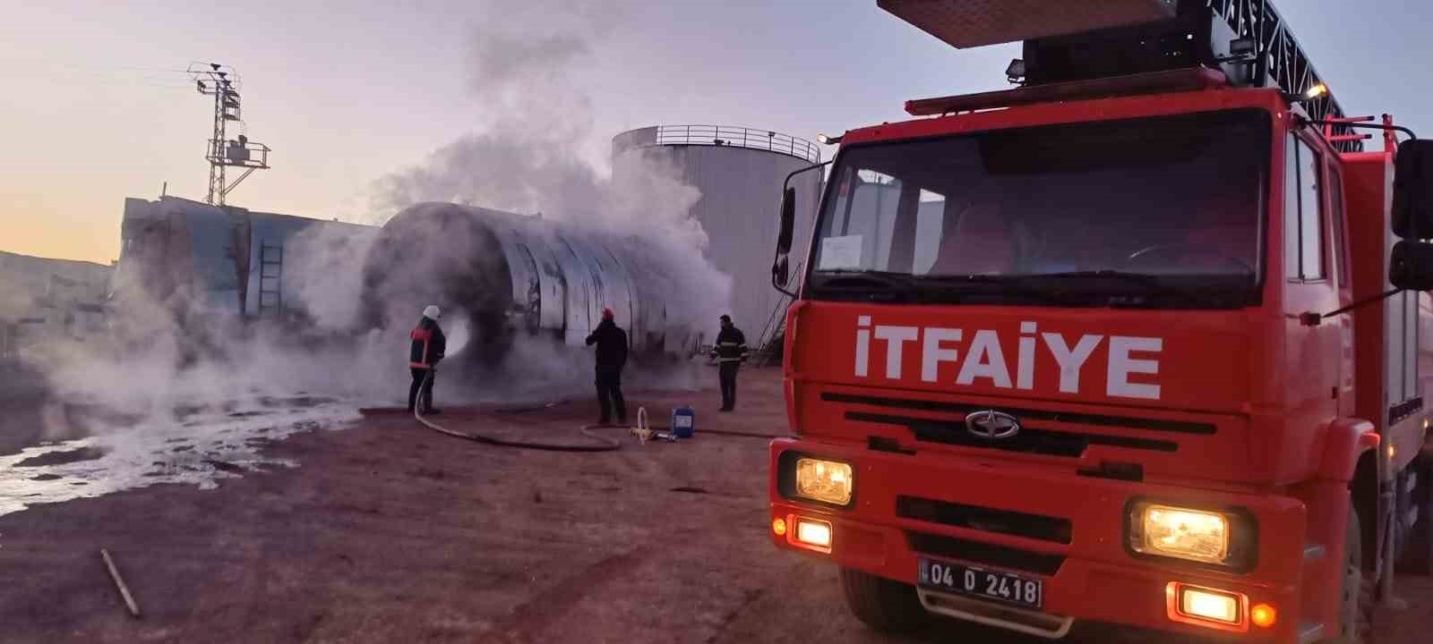 Doğubayazıt’ta petrol istasyonu deposunda yangın paniği
