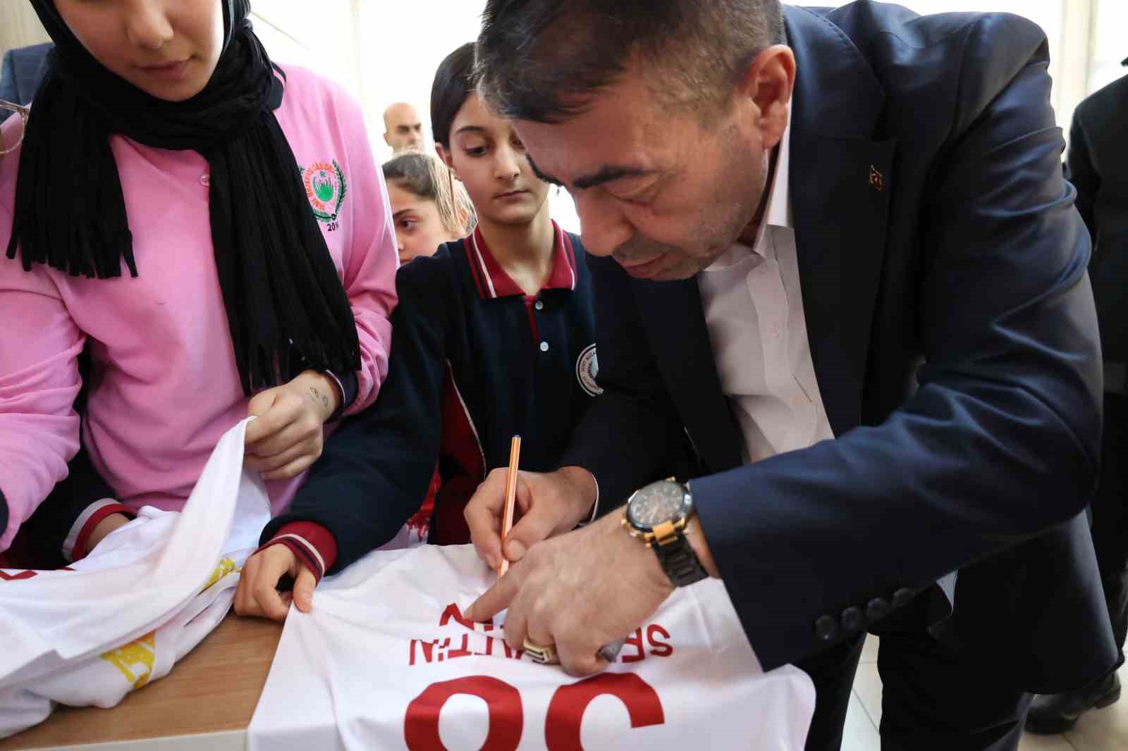 Başkan Metin’den öğrencilere hediye yağmuru
