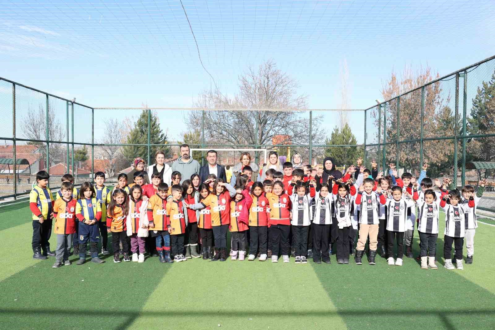 Başkan Metin’den öğrencilere hediye yağmuru
