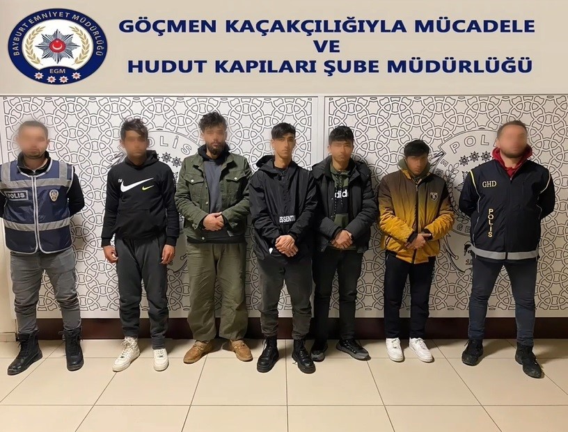 Bayburt’ta kaçak göçmenleri ülkeye sokan 4 organizatör yakalandı: 1 kişi tutuklandı
