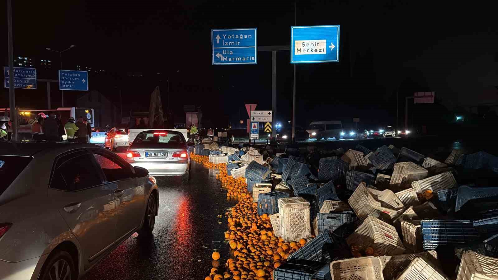 Tırdaki tonlarca narenciye yola savruldu
