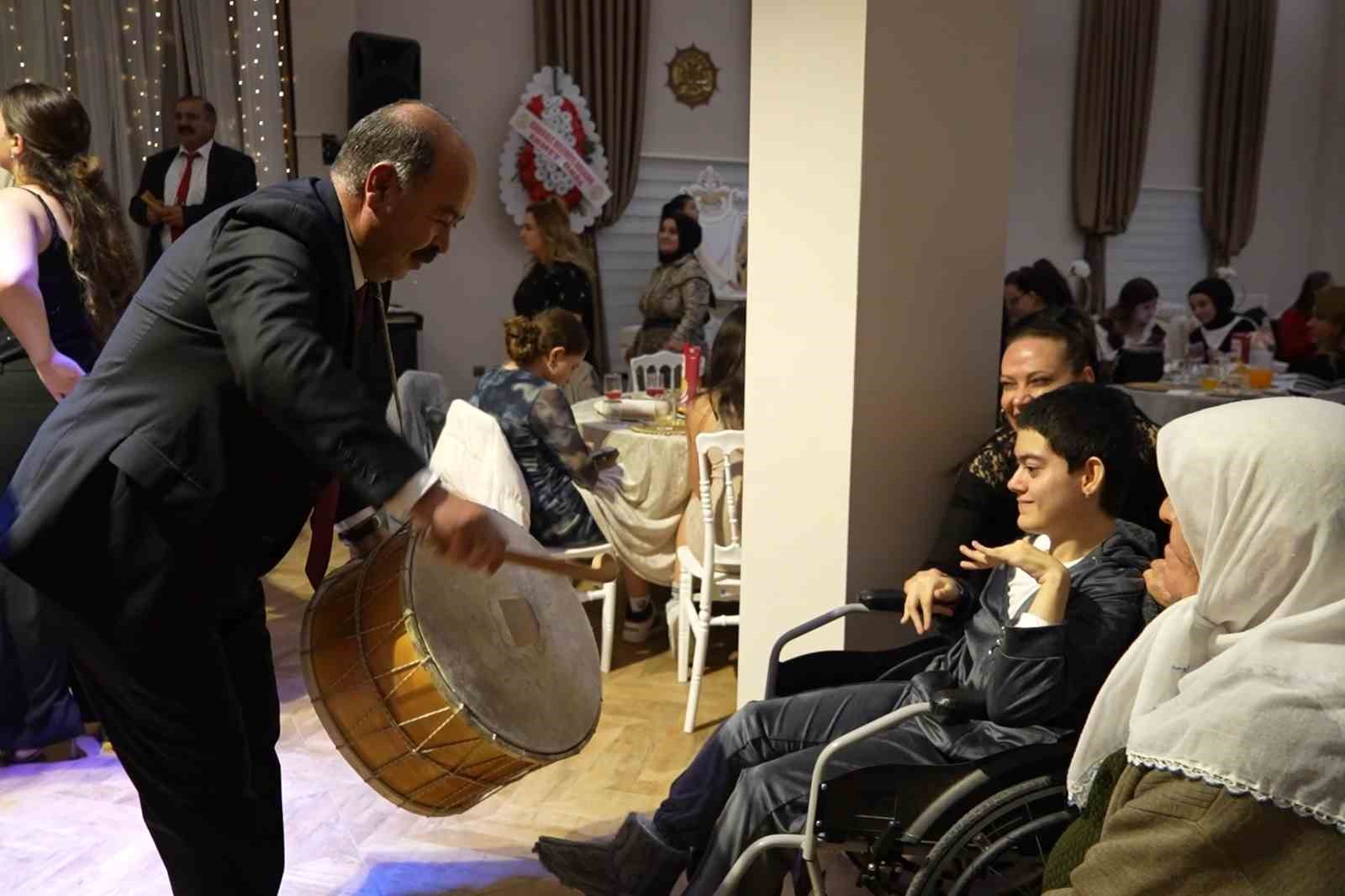 İlk kez doğum günü kutlayan engelli gencin hayali gerçek oldu: Pasta keserken gözyaşlarını tutamadı
