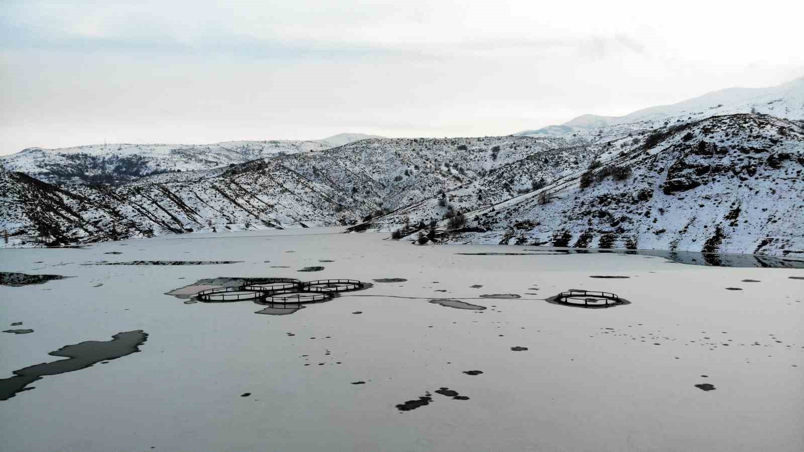 Erzincan’da soğuktan göller buz tuttu
