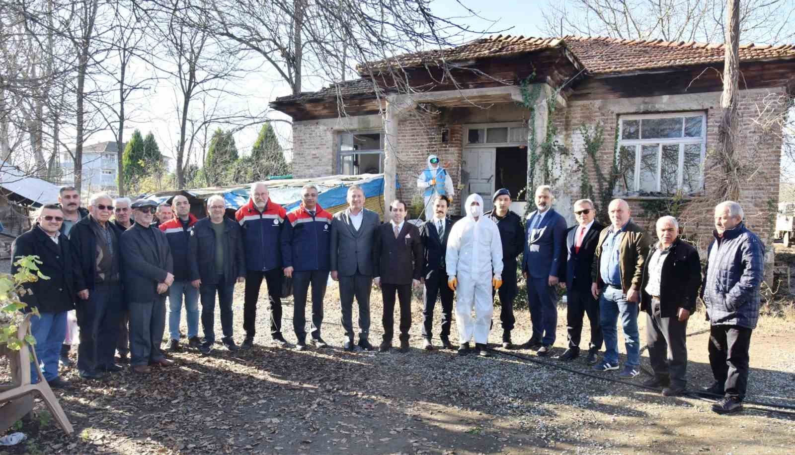 Belediye başkanı kolları sıvayıp, kahverengi kokarca ilaçlamasına katıldı
