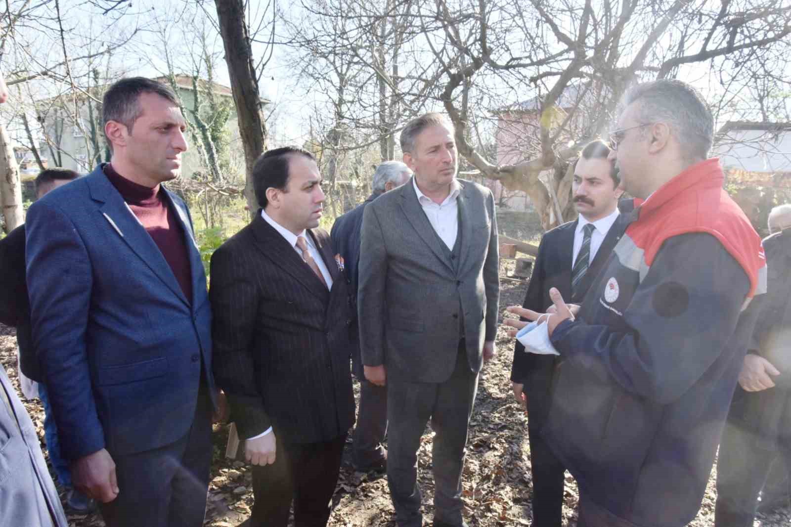 Belediye başkanı kolları sıvayıp, kahverengi kokarca ilaçlamasına katıldı
