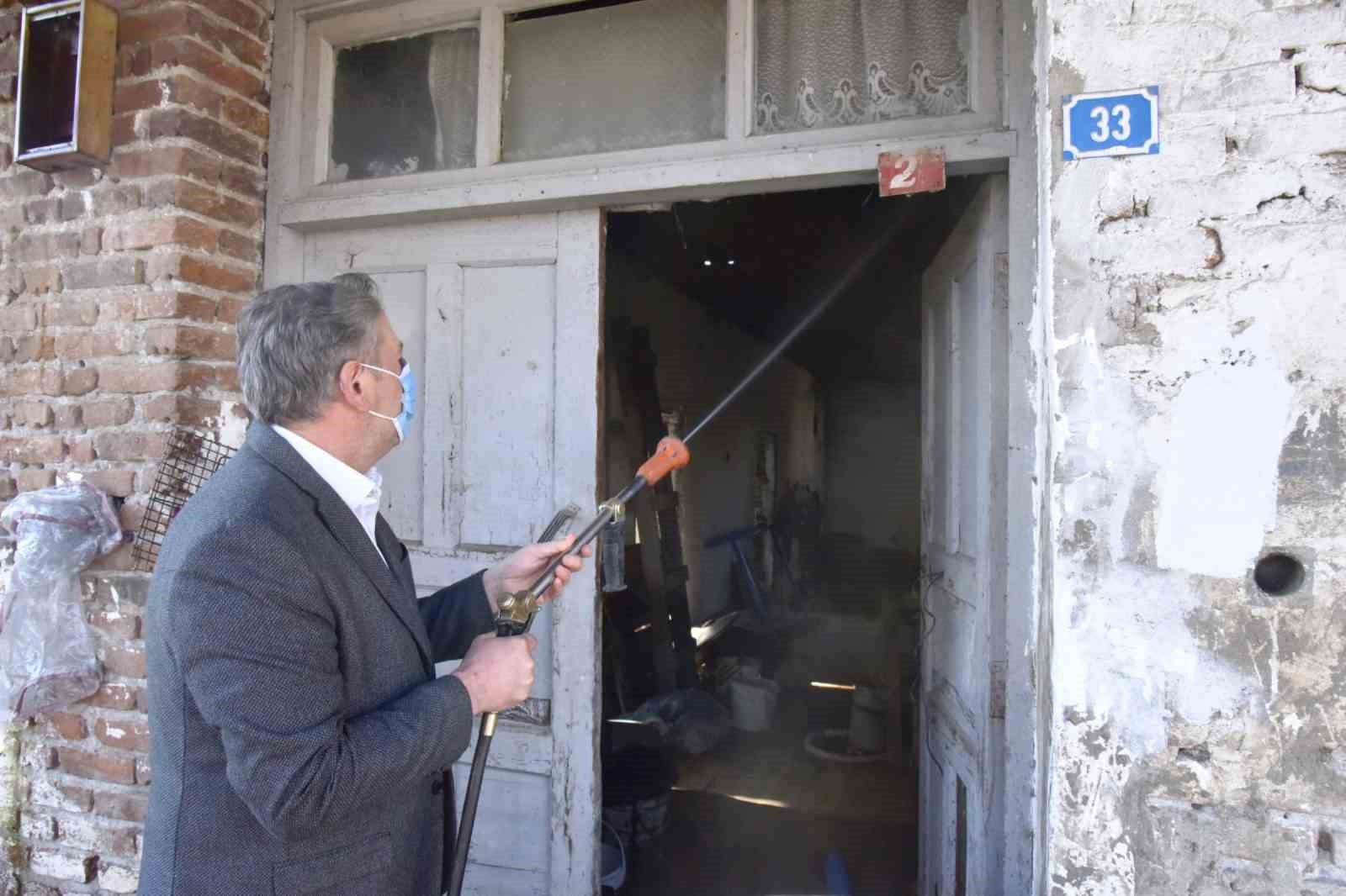 Belediye başkanı kolları sıvayıp, kahverengi kokarca ilaçlamasına katıldı
