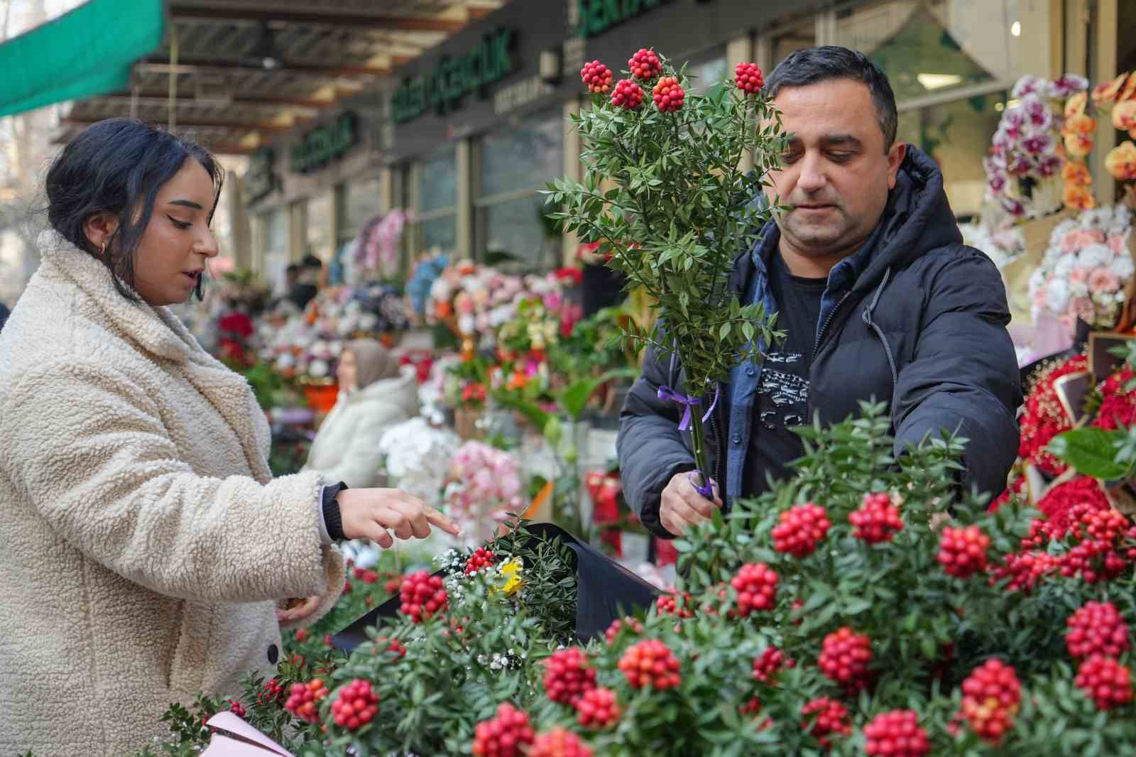 Yılbaşı kokinaları raflarda
