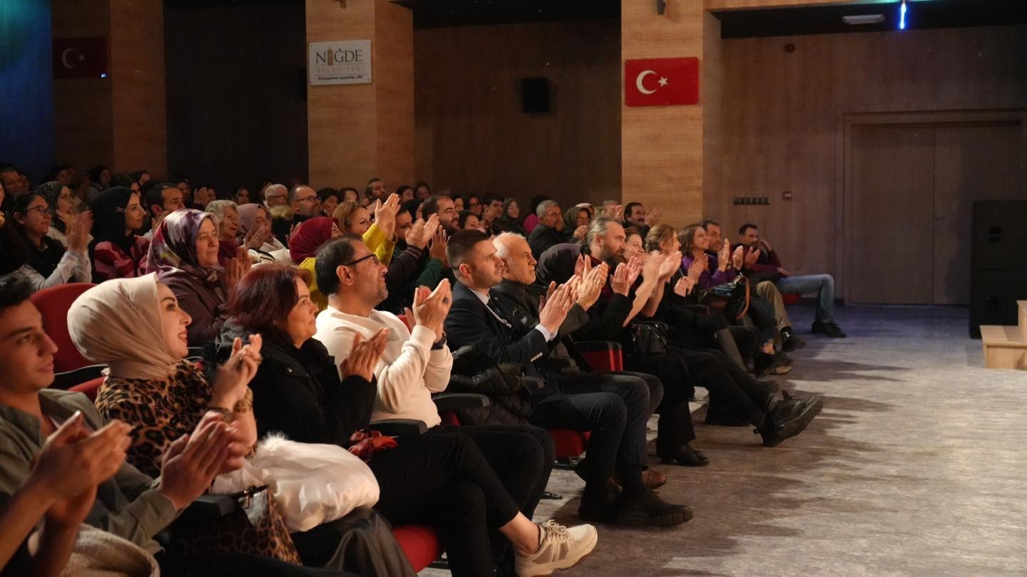 “İkinci Caddenin Mahkumu” Niğde’de sahnelendi
