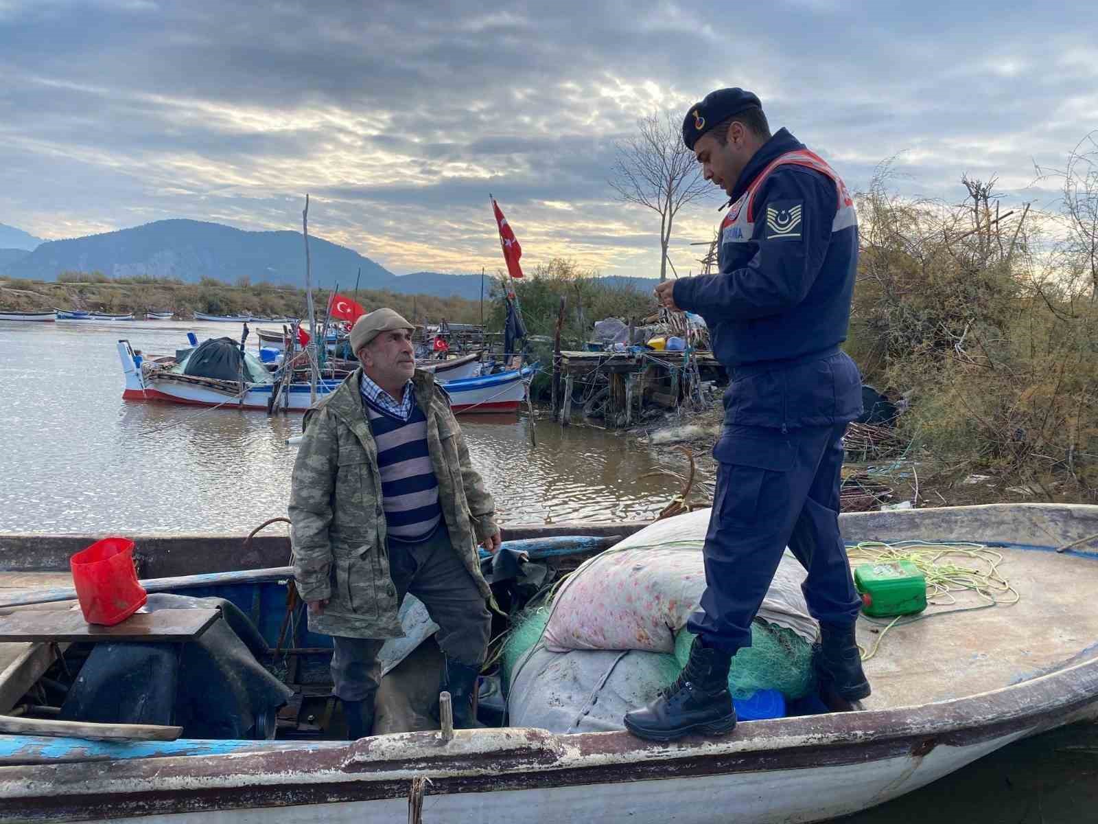 Jandarma Bafa Gölü’nde denetimlere devam ediyor
