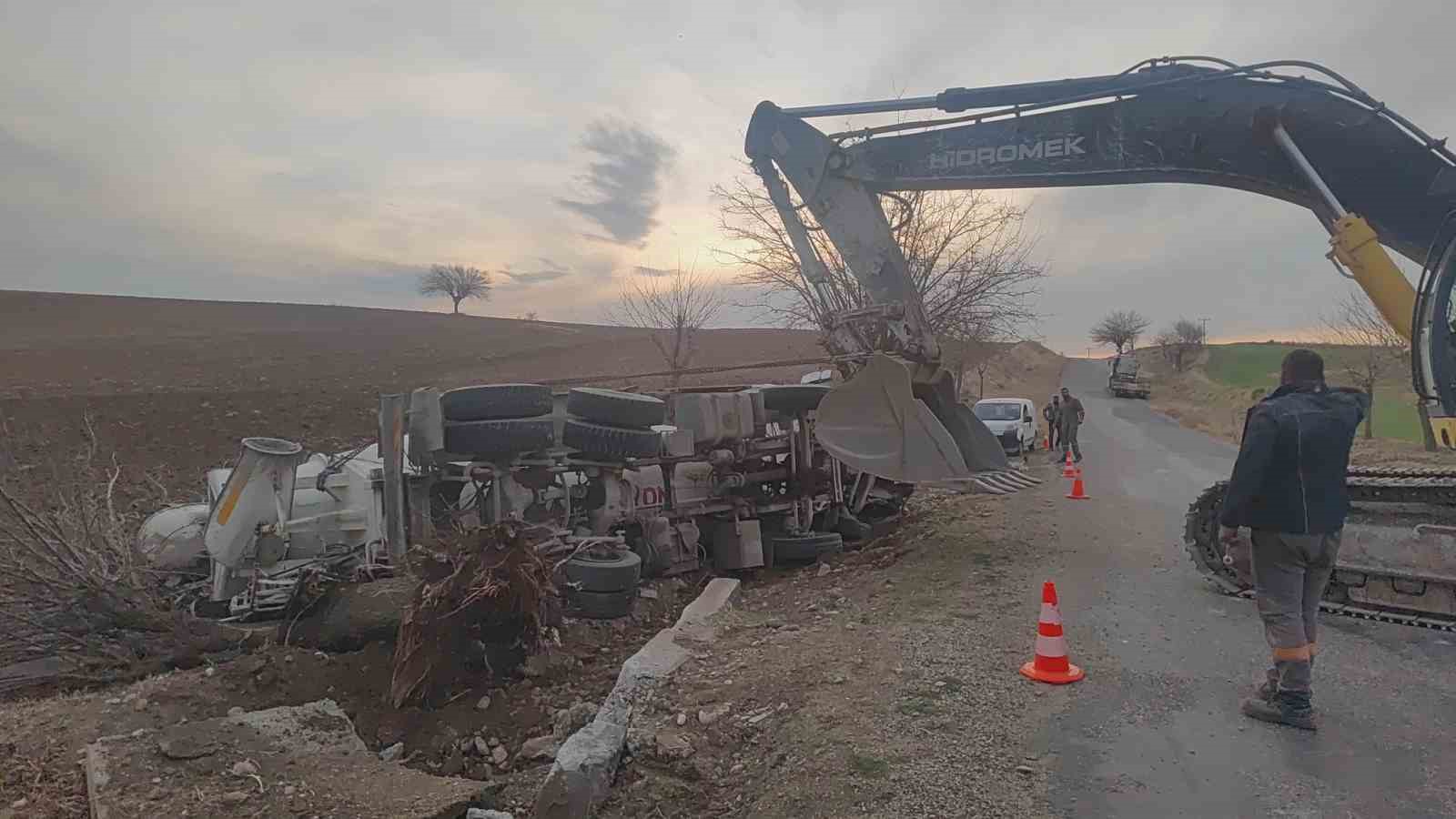 Adıyaman’da beton mikseri devrildi
