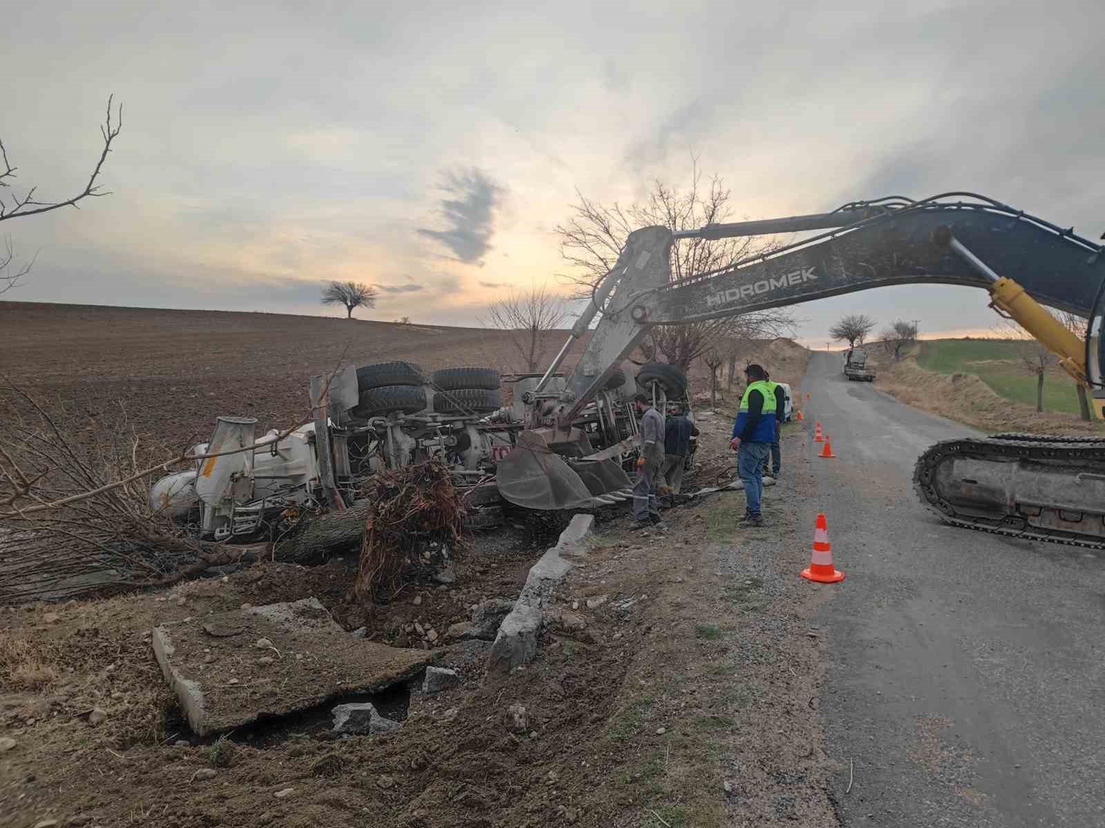 Adıyaman’da beton mikseri devrildi
