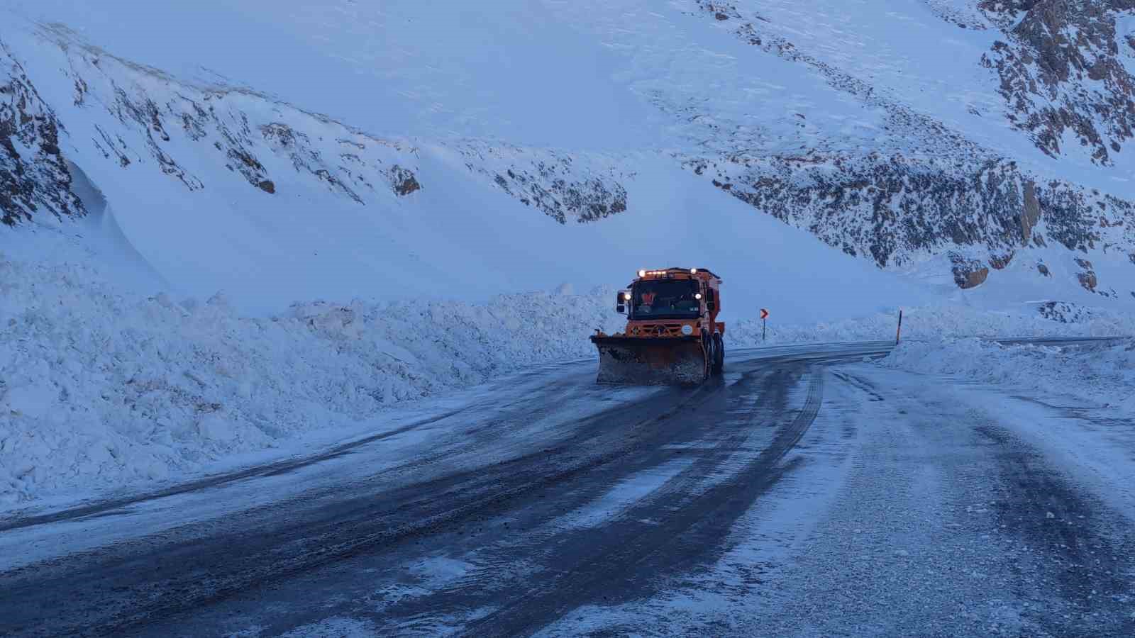 Van-Bahçesaray kara yoluna düşen çığ temizlendi
