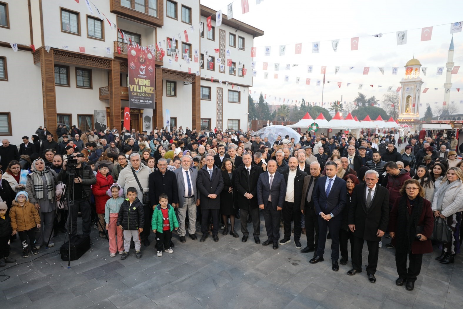 Yunusemre’de Yeni Yıl Çarşısı açıldı
