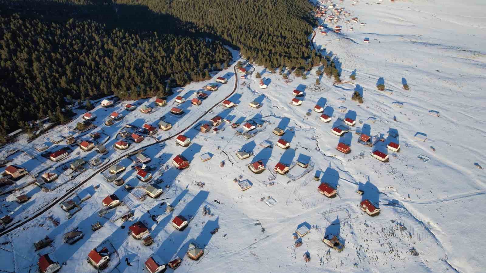 Kar altındaki Çamlıdere Benli Yaylası ve mendereslerden masalsı kareler dron ile görüntülendi
