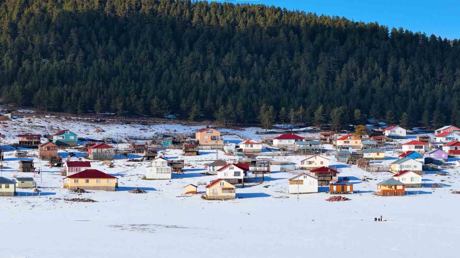 Kar altındaki Çamlıdere Benli Yaylası ve mendereslerden masalsı kareler dron ile görüntülendi
