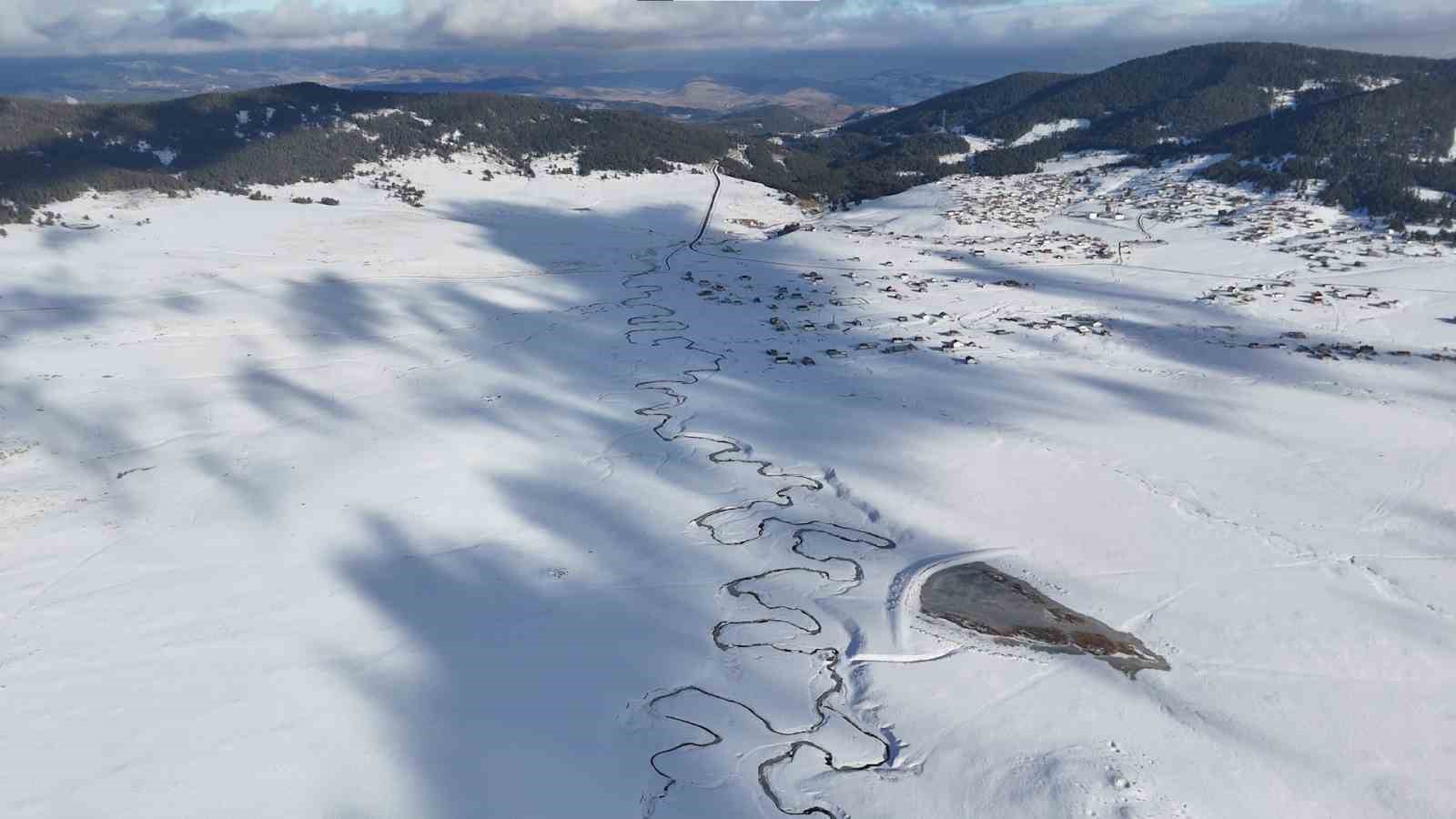 Kar altındaki Çamlıdere Benli Yaylası ve mendereslerden masalsı kareler dron ile görüntülendi
