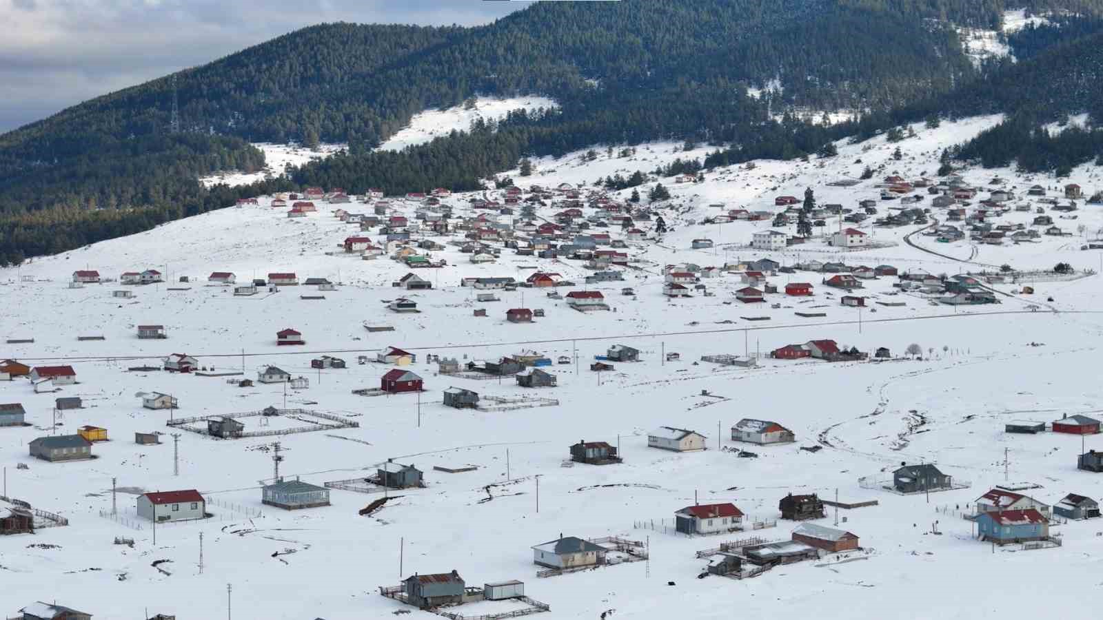 Kar altındaki Çamlıdere Benli Yaylası ve mendereslerden masalsı kareler dron ile görüntülendi
