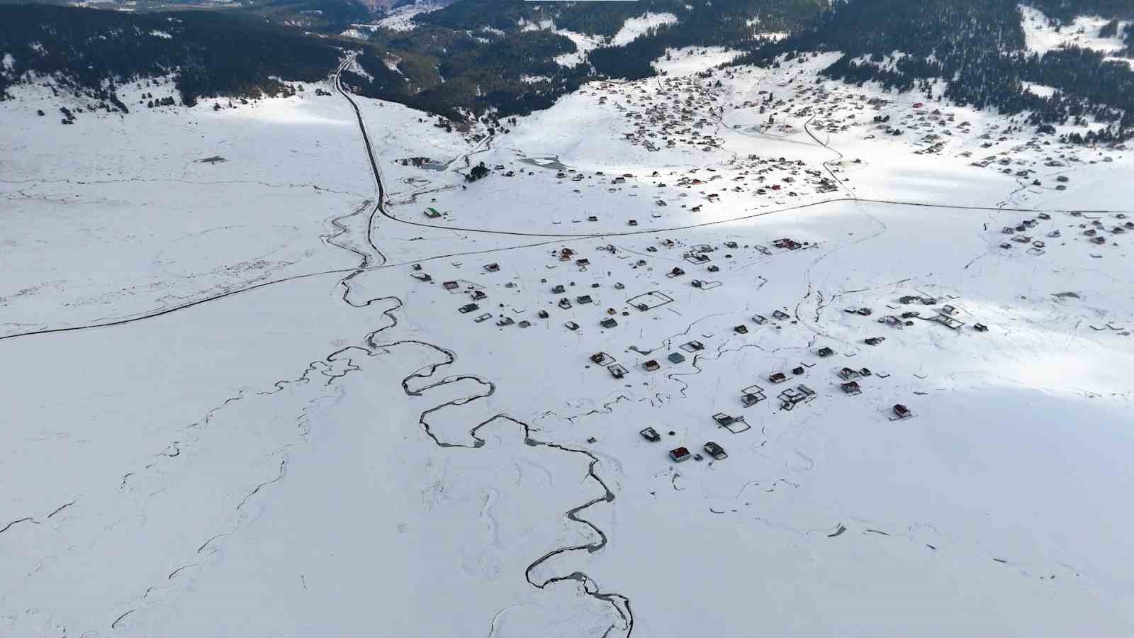 Kar altındaki Çamlıdere Benli Yaylası ve mendereslerden masalsı kareler dron ile görüntülendi
