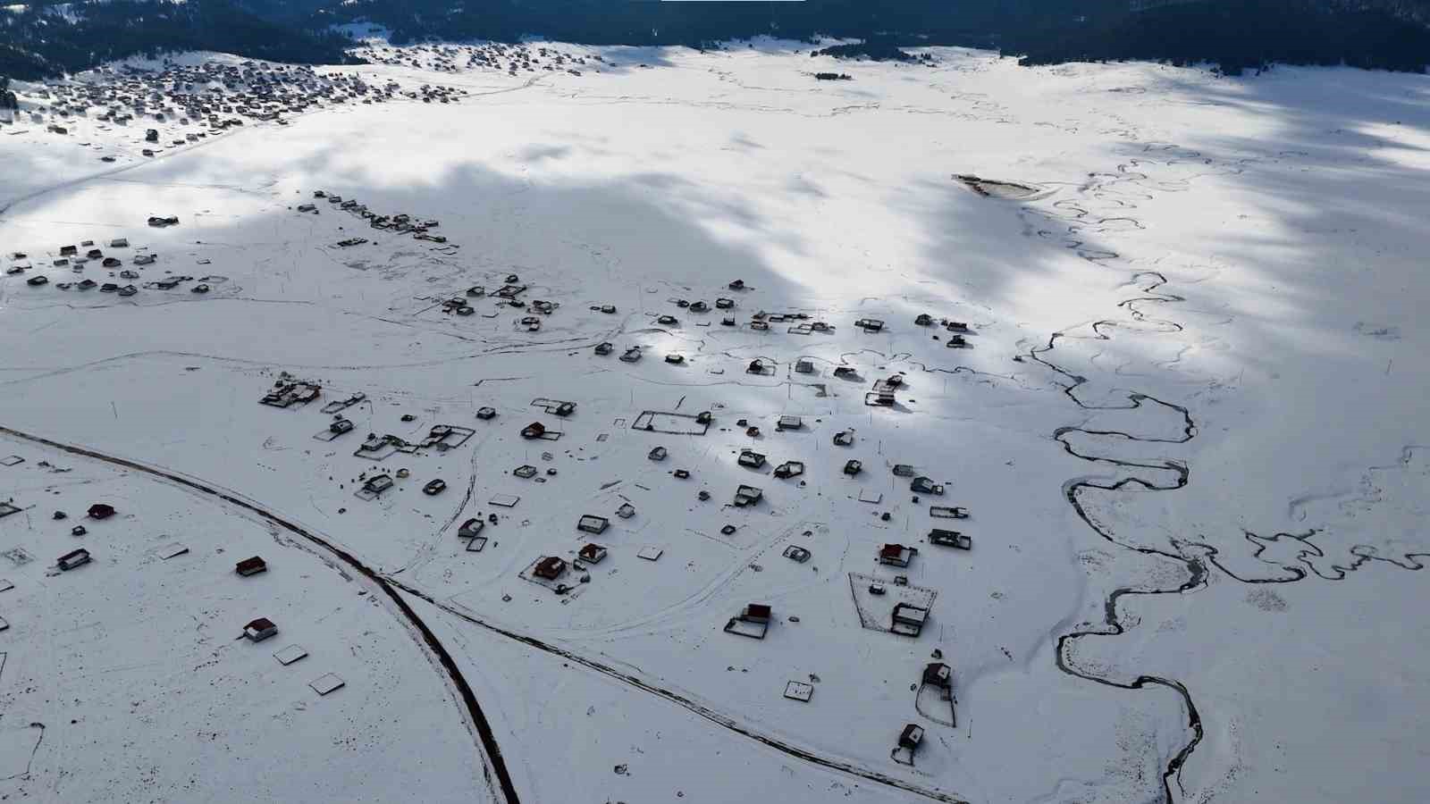 Kar altındaki Çamlıdere Benli Yaylası ve mendereslerden masalsı kareler dron ile görüntülendi
