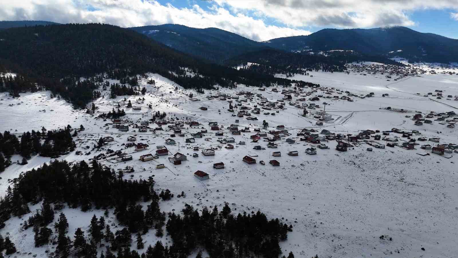 Kar altındaki Çamlıdere Benli Yaylası ve mendereslerden masalsı kareler dron ile görüntülendi
