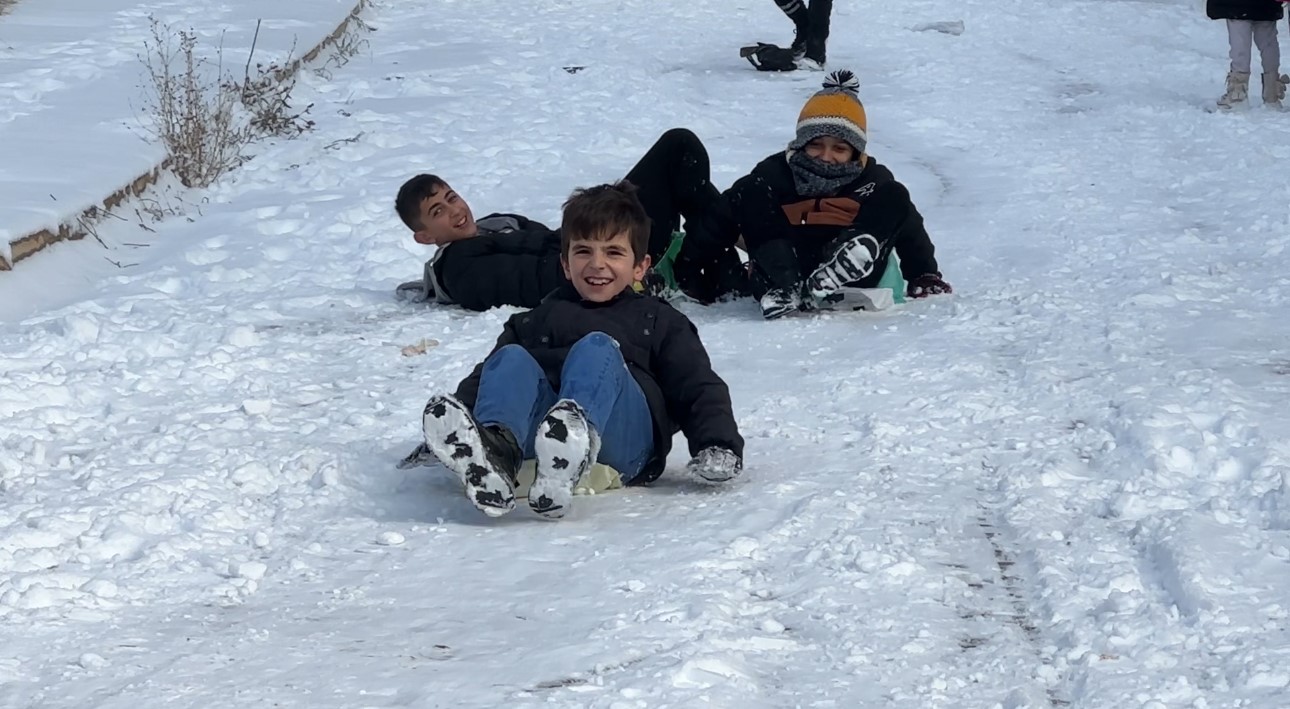 Yüksekova’da kar yağışını çocuklar eğlenceye çevirdi
