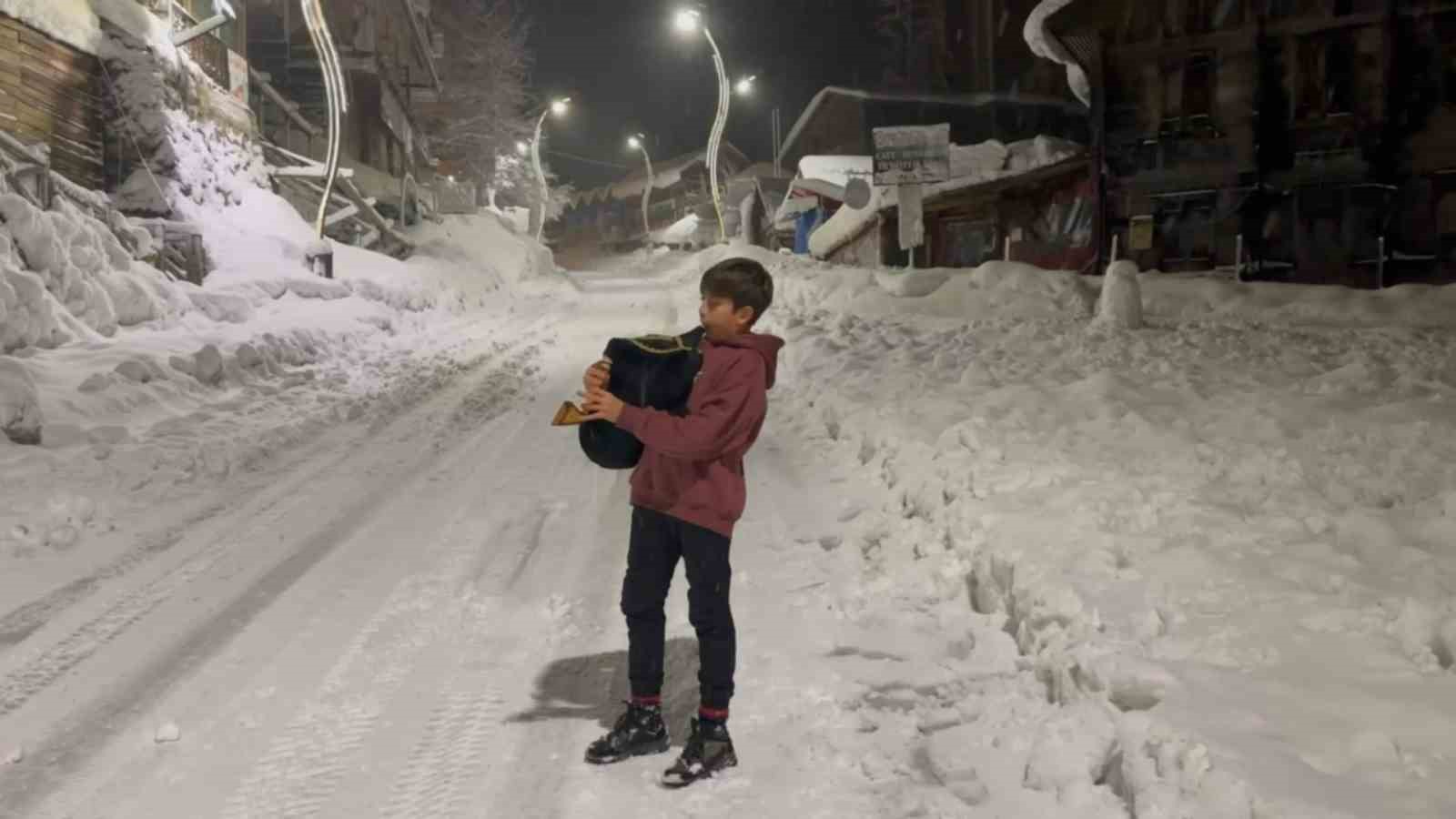 11 yaşındaki tulumcunun açık hava konseri hayran bıraktı
