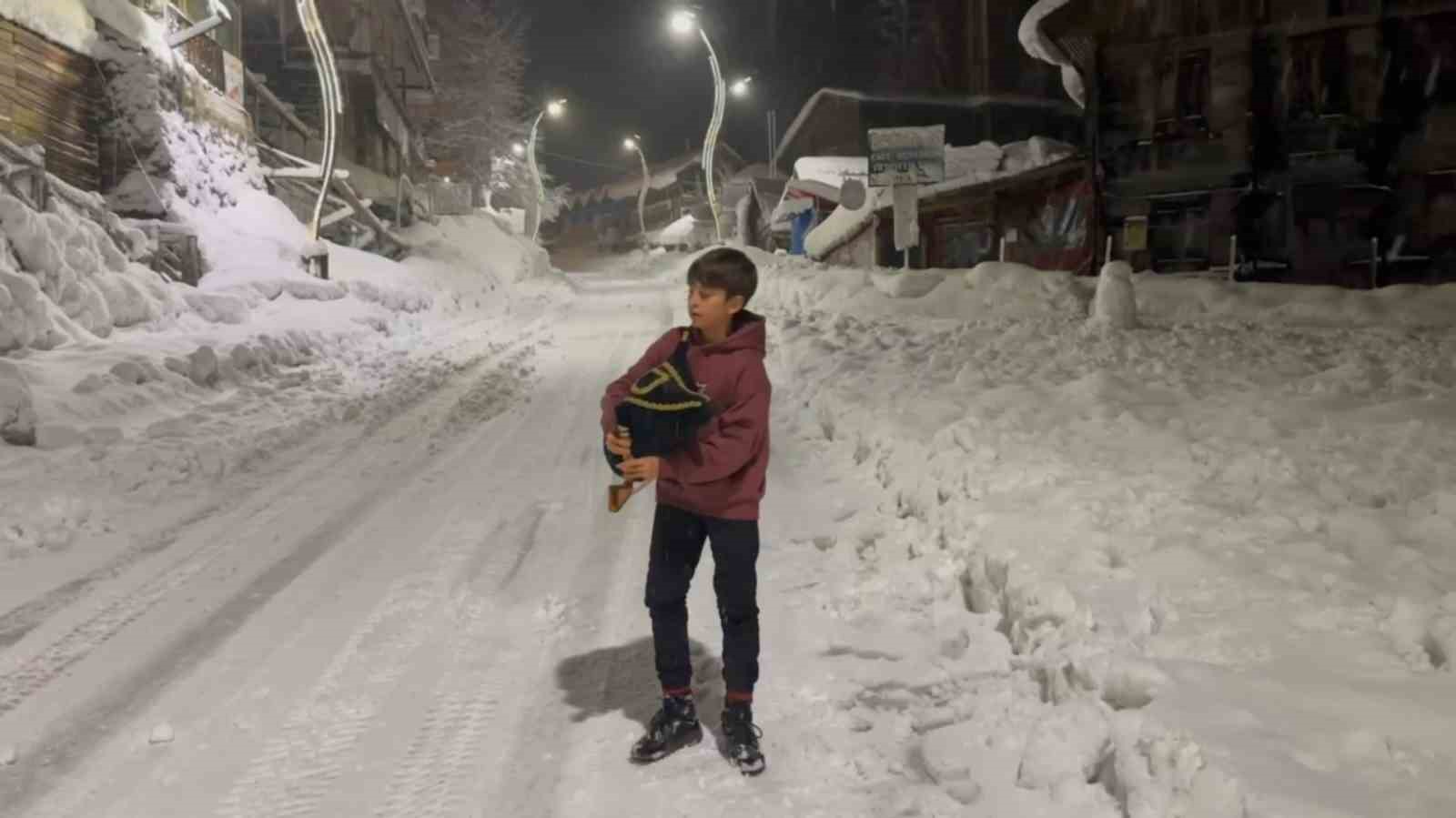 11 yaşındaki tulumcunun açık hava konseri hayran bıraktı
