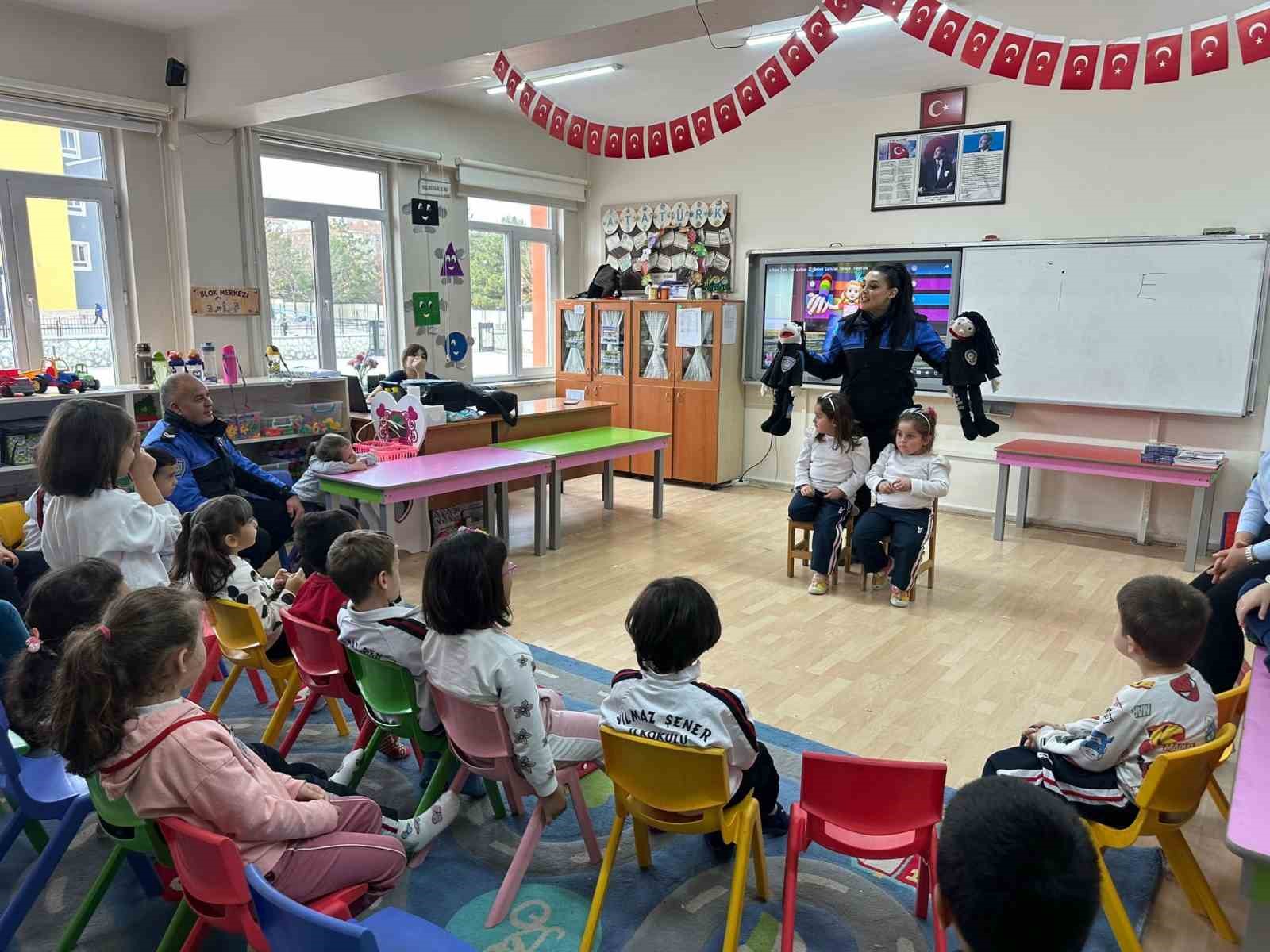 Polisten öğrencilere güvenlik eğitimi
