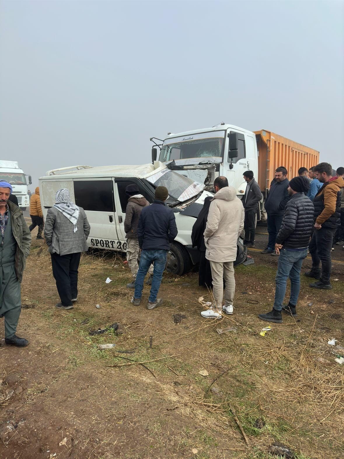 Kamyon ile minibüs çarpıştı: 1 kişi ağır yaralandı
