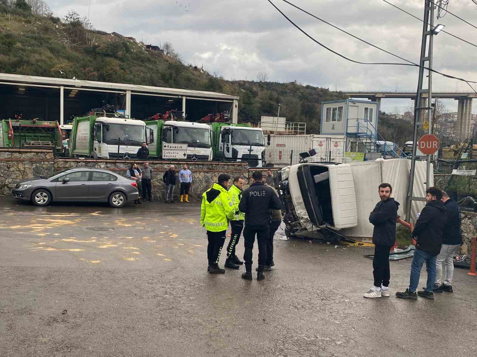 Beykoz’da kamyon devrildi: 2 yaralı
