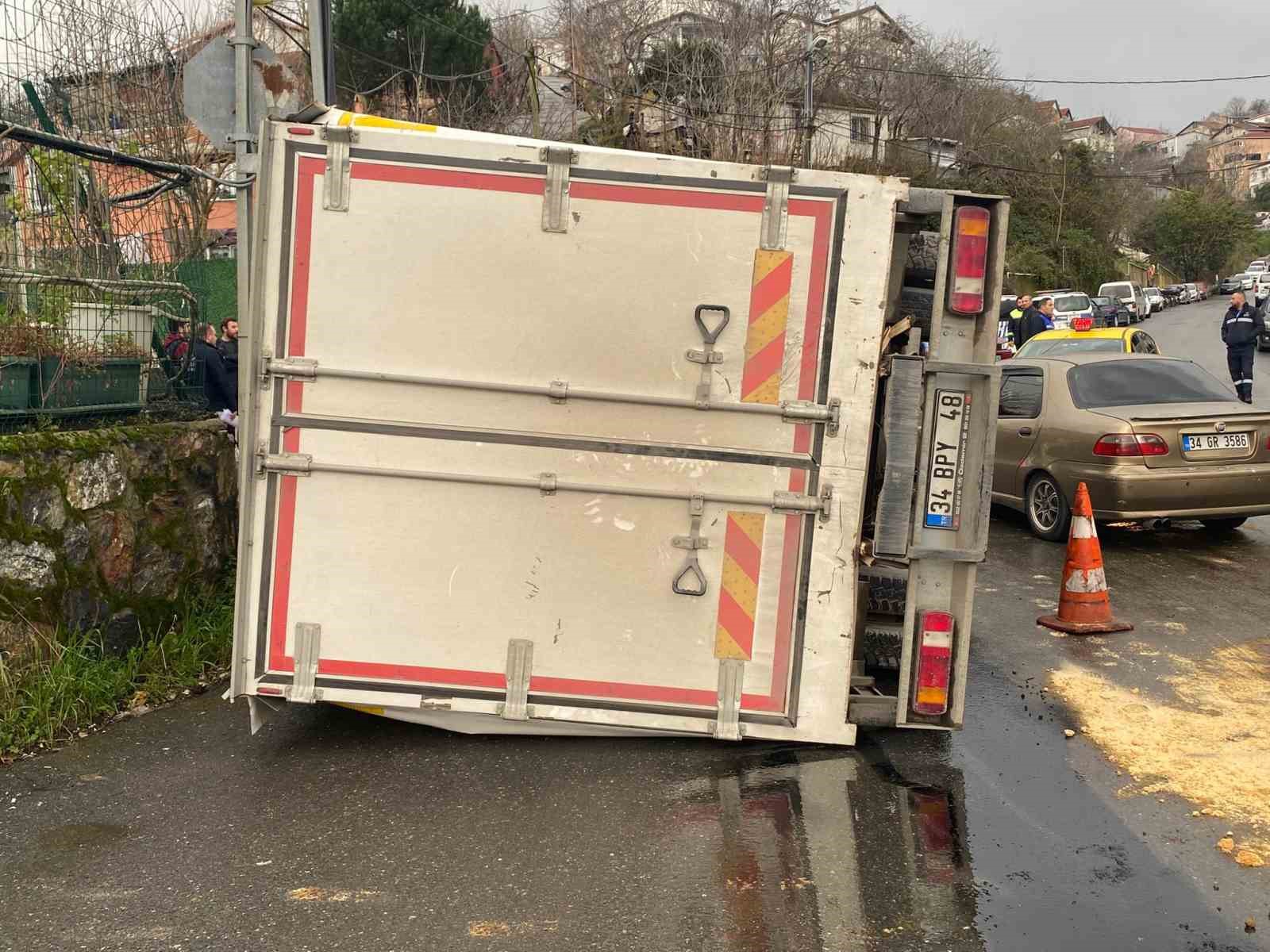 Beykoz’da kamyon devrildi: 2 yaralı
