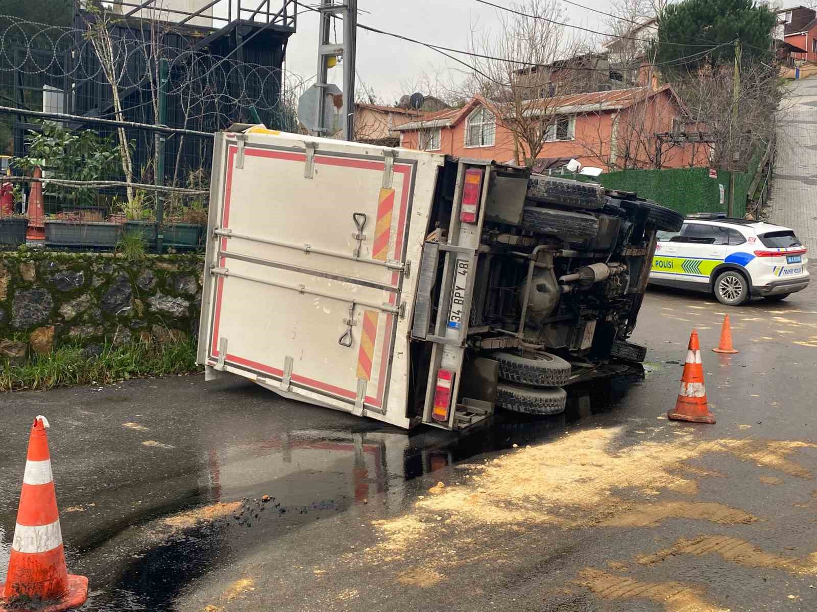 Beykoz’da kamyon devrildi: 2 yaralı
