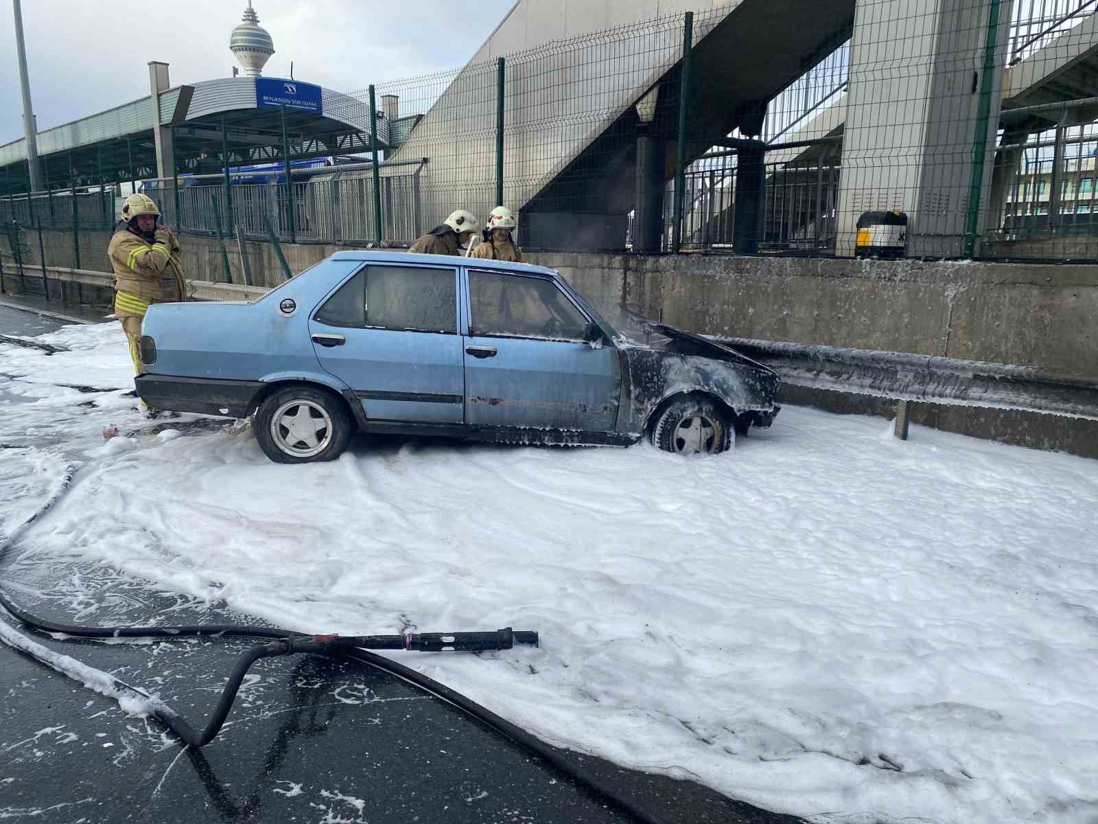 Büyükçekmece’de seyir halindeki Tofaş alev alev yandı
