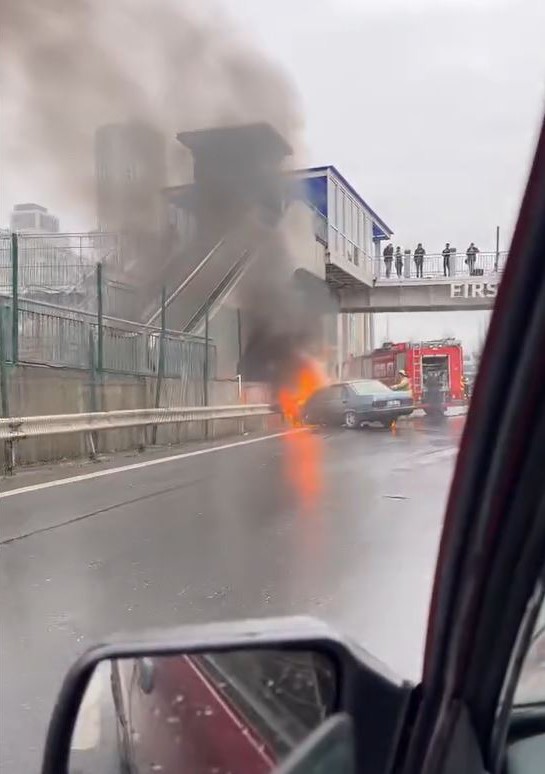 Büyükçekmece’de seyir halindeki Tofaş alev alev yandı
